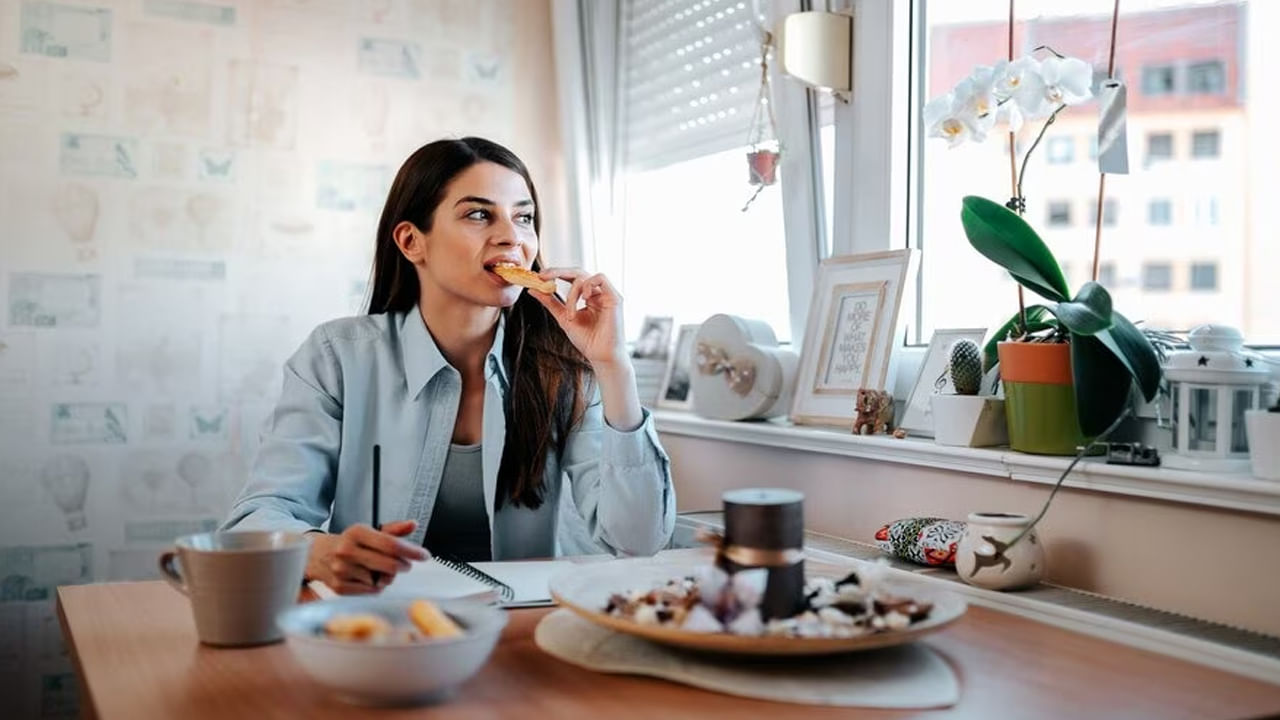 ఉదయాన్నే మీరు తీసుకునే బ్రేక్ఫాస్ట్ కూడా అతి ముఖ్యమైనది. అల్పాహారంలో ప్రోటీన్ అధికంగా ఉండే ఆహారాలు తినండి. వాటిలో గుడ్లు, పప్పులు, గింజలు తప్పనిసరిగా ఉండేలా చూసుకోవాలి. ఇవి మీ జుట్టును బలోపేతం చేస్తాయి.