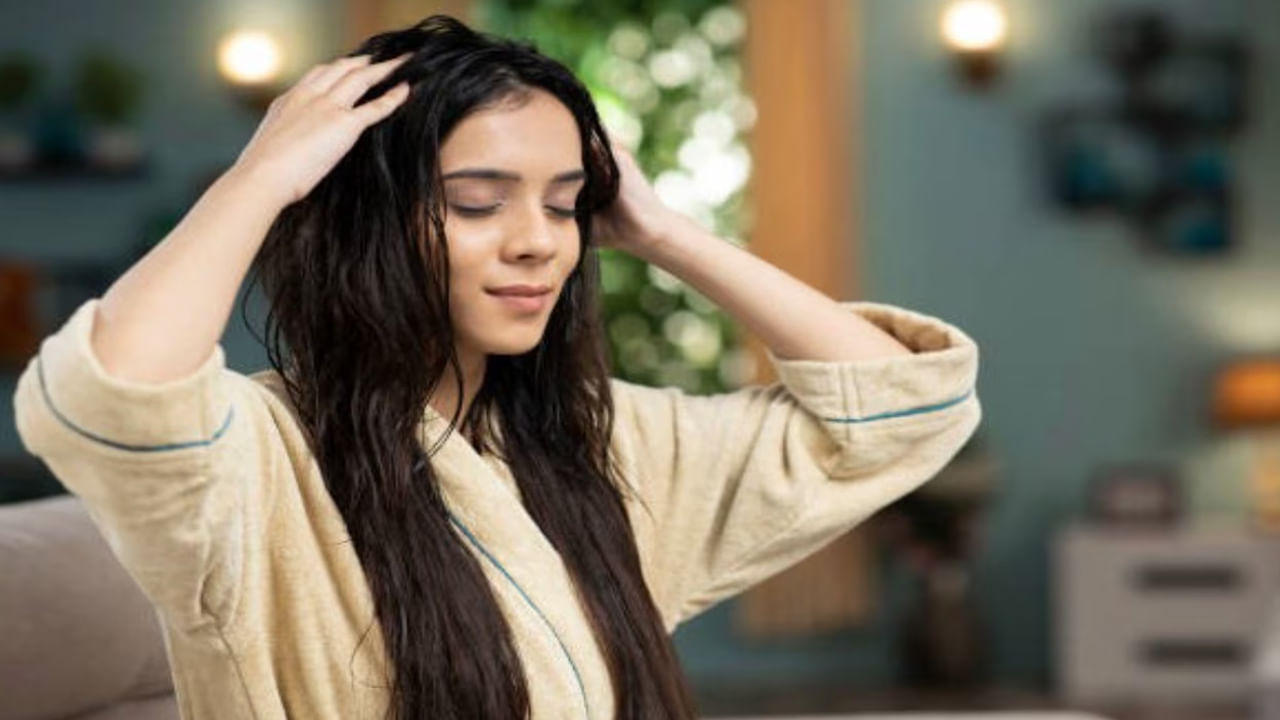 ఉదయం నిద్రలేచిన వెంటనే మీ జుట్టును రెండు నిమిషాల పాటు మసాజ్ చేయడం వల్ల జుట్టు కుదుళ్లకు రక్త ప్రసరణ మెరుగుపడుతుంది. దీని వల్ల ఆక్సిజన్, పోషకాలు అందుతాయి. ఇది జుట్టు పెరుగుదలను కూడా ప్రోత్సహిస్తుంది. స్కాల్ప్ మసాజ్ ఒత్తిడిని తగ్గిస్తుంది. దీంతో తెల్ల జుట్టు సమస్య కూడా తగ్గుతుంది.