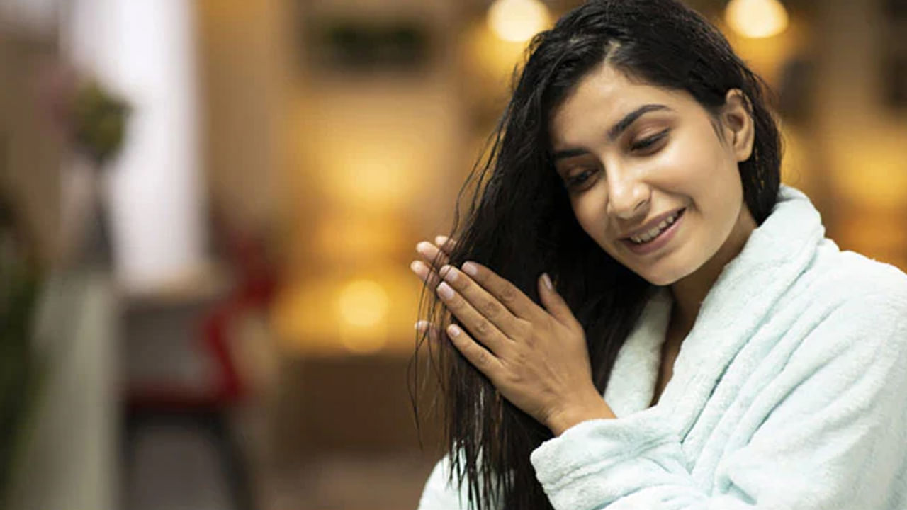 దుమ్ము, కాలుష్యం నుండి మీ జుట్టును రక్షించుకోవడానికి బయటకు వెళ్ళే ముందు మీ జుట్టుకు హెయిర్ సీరం తప్పనిసరిగా అప్లై చేసుకోవాలని నిపుణులు చెబుతున్నారు. ఇది మీ జుట్టుకు కాలుష్యం నుండి రక్షణనిస్తుంది. ఎండలో ఎక్కువసేపు ఉండాల్సి వస్తే కాటన్ క్యాప్ వాడడం మంచిది. ఒత్తిడి లేకుండా ఉన్నప్పుడు మాత్రమే జుట్టు ఒత్తుగా బలంగా పెరుగుతుంది. దీని కోసం, ఉదయం కనీసం 10 నిమిషాలు యోగా చేయండి.