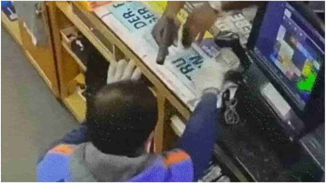 కస్టమర్‌లాగా వచ్చి కాల్చి చంపాడు.. అమెరికాలో గుజరాతీ వ్యక్తి దారుణ హత్య..!