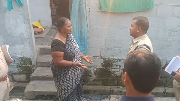 ఇంటి ముందు ప్రత్యక్షమైన విశిష్ట అతిథిని చూసి ఖంగుతిన్న తెనాలి రౌడీ షీటర్లు..!