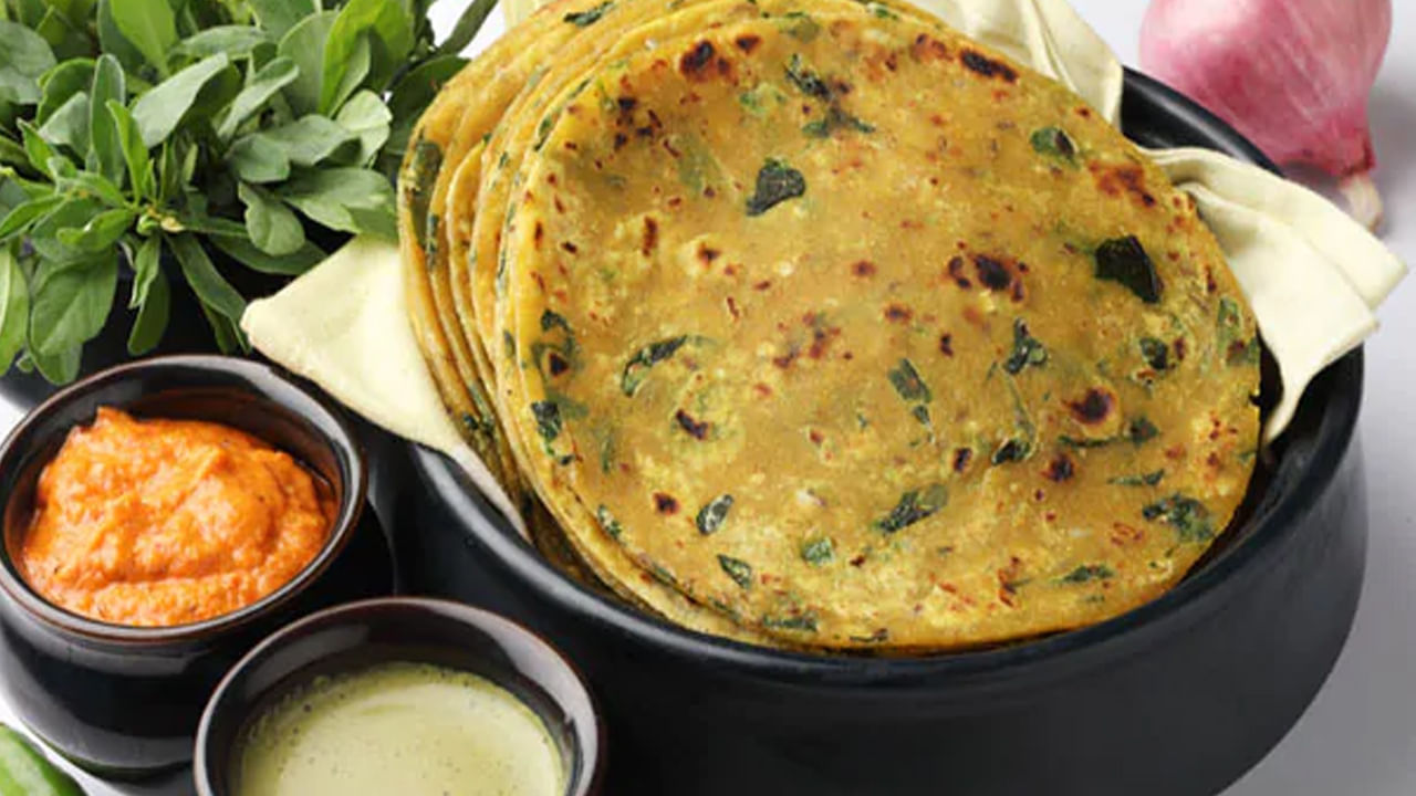 
తెప్లా: గుజరాతీ ప్రజల అల్పాహారం. తెప్లా, రుచికరమైనది మాత్రమే కాదు. పోషకాలతో కూడా నిండి ఉంటుంది. ఎందుకంటే చాలా మంది దీనిని మల్టీగ్రెయిన్, సాధారణంగా చిక్‌పా , మిల్లెట్ పిండి, గోధుమ పిండితో తయారు చేస్తారు. శీతాకాలంలో కసూరి మెంతిని తెప్లాలో కూడా ఉపయోగిస్తారు. ఇది మరింత ప్రయోజనకరంగా ఉంటుంది. తెప్లాను వేయించడానికి, శుద్ధి చేసిన నూనెకు బదులుగా దేశీ నెయ్యి లేదా ఇంట్లో తయారుచేసిన వెన్నను ఉపయోగించవచ్చు.

