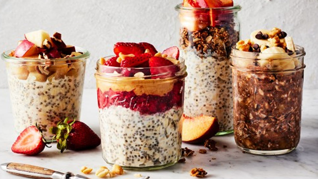 ఓట్స్: అల్పాహారంలో ఓట్స్ తినడం కూడా ప్రయోజనకరంగా ఉంటుంది. ఓట్స్ తో తయారు చేసే ఓట్ ఆహారంలో ఫైబర్, ప్రోటీన్, మాంగనీస్, ఫాస్పరస్, రాగి, ఇనుము, సెలీనియం, విటమిన్ బి1, జింక్, మెగ్నీషియం వంటి అనేక పోషకాలు ఉన్నాయి. ఇవి మీకు శక్తిని ఇవ్వడంలో పాటు మిమ్మల్ని ఆరోగ్యంగా ఉంచడంలో ప్రభావవంతంగా ఉంటాయి.
