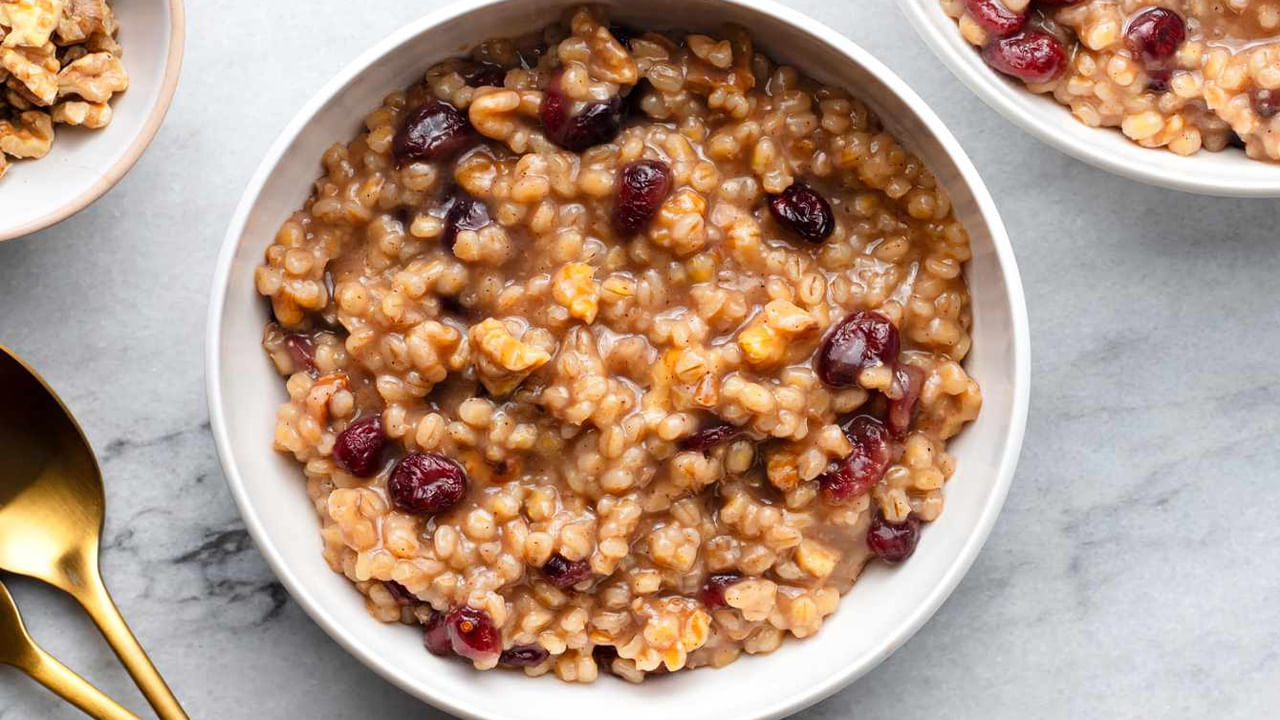 బార్లీ: ఆరోగ్యకరమైన అల్పాహారంగా బార్లీ వంటకాలు బెస్ట్ ఎంపిక. బార్లీ కిచిడి, బార్లీ ఉప్మా, బార్లీ గంజిని ఉదయమే అల్పాహారంగా తీసుకోవచ్చు. బార్లీ గంజిని సిద్ధం చేయడానికి ఎక్కువ సమయం పట్టదు.  ఫైబర్ కూడా సమృద్ధిగా ఉంటుంది. బార్లీ శీతలీకరణ ప్రభావాన్ని కలిగి ఉన్న ధాన్యం కనుక వేసవి కాలంలో బార్లీ గంజిని తీసుకోవాలి. మీరు పాలతో తీపి గంజి చేయవచ్చు లేదా ఉప్పు గంజిని పెసలుతో కలిపి తయారు చేసుకోవచ్చు. దీనికి వేరుశనగపప్పు జోడించడం వల్ల రుచితో పాటు పోషకాలు కూడా పెరుగుతాయి.
