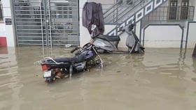 Rains Video: వరుణ బీభత్సానికి నీట మునిగిన టెక్ నగరం... Rains Video: వరుణ బీభత్సానికి నీట మునిగిన టెక్ నగరం...