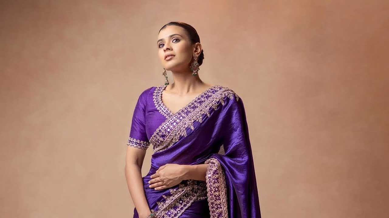 తర్వా త నటించిన ఓదెల రైల్వేస్టేషన్ సినిమాతో మరోసారి తెలుగు అభిమానుల మనసు గెలుచుకుంది ఈ ముద్దుగుమ్మ. ఈ మూవీలో ఈ అమ్మడు నటనకు అందరూ ఫిదా అయిపోయారు. ఇక ఎప్పుడూ సోష ల్ మీడియాలో చాలా యాక్టివ్గా ఉండే ఈ బ్యూటీ తాజా తన ఇన్ స్టాలో లేటెస్ట్ ఫొటోస్ షేర్ చేసింది. అందులో చీరలో తన నడుము అందాలను చూపిస్తూ..గ్లామర్ ట్రీట్ ఇచ్చింది హెబ్బా పటేల్. ప్రస్తుతం ఈ ఫొటోస్ సో షల్ మీడియాలో తెగ వైరల్ అవుతున్నాయి.