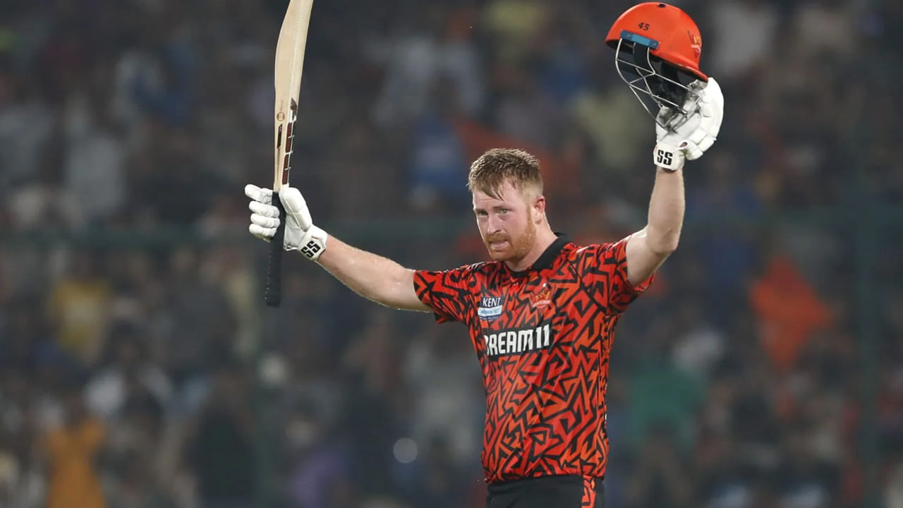 ఐపీఎల్ చరిత్రలో అత్యంత వేగవంతమైన సెంచరీల జాబితా అప్ డేట్ అయింది. ఈ లిస్ట్లో యూసుఫ్ పఠాన్తో పాటు హెన్రిచ్ క్లాసెన్ పేరు కూడా మూడవ స్థానంలో నమోదైంది. మే 25న కేకేఆర్తో జరిగిన మ్యాచ్లో సన్రైజర్స్ హైదరాబాద్ బ్యాట్స్మన్ క్లాసెన్ తుఫాను సృష్టించాడు. కేవలం 37 బంతుల్లోనే సెంచరీ చేశాడు.