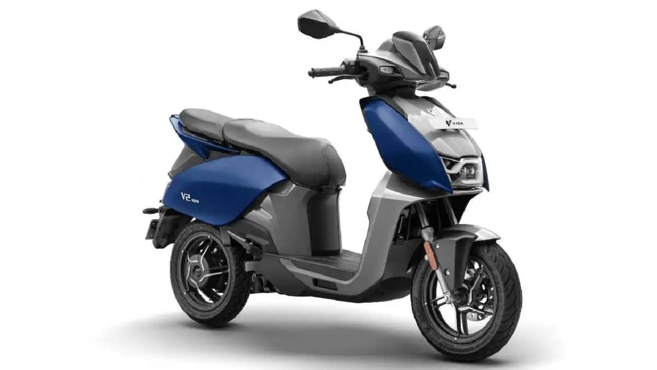 హీరో విడా వీ2 అనేది విడా శ్రేణికు సంబంధించిన అప్‌డేటెడ్ వెర్షన్. వీ2 లైట్ స్కూటర్ ధర అనేది రూ. 85,000గా ఉంది. ఈ స్కూటర్ దాని 2.2 కేడబ్ల్యూహెచ్ బ్యాటరీ ప్యాక్‌తో 94 కిలోమీటర్ల పరిధిని అందిస్తుంది. అయితే ఇది 69 కిలోమీటర్ల గరిష్ట వేగంతో దూసుకుపోతుంది. హీరో విడా వీ2 బరువు 116 కిలోలుగా ఉంది. హీరో విడా వీ2 లైట్ నాలుగు రంగుల్లో వస్తుంది. ఈ బ్యాటరీ ప్యాక్‌ను 0–80 శాతం వరకు  3.3 గంటల్లో ఛార్జ్ చేయవచ్చు.