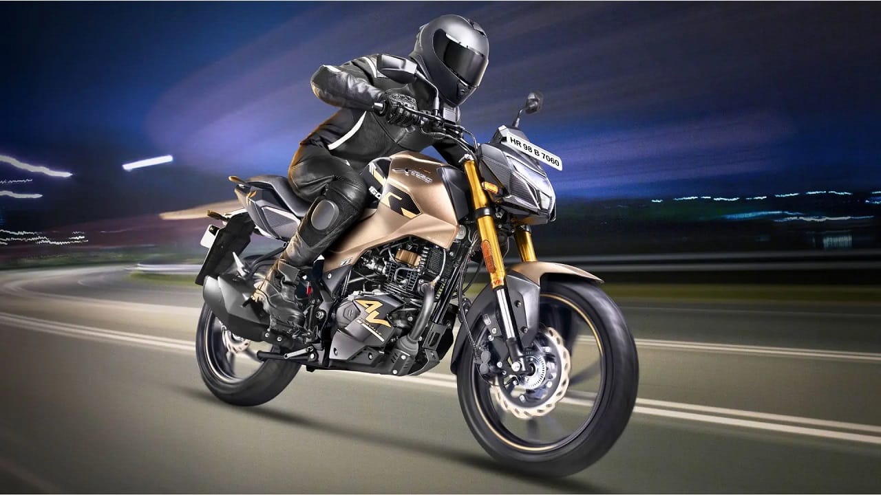 రద్దీగా ఉండే ప్రాంతాల్లో కూడా చాలా సులువుగా దూసుకుపోవడం హీరో ఎక్స్ ట్రీమ్ 160 ఆర్ మోటారు సైకిల్ ప్రత్యేకత. 145 కిలోల బరువు, 1327 ఎంఎం వీల్ బేస్, 795 ఎంఎం సీటు ఎత్తు కలిగిన ఈ బైక్ తో రైడింగ్ చాలా సౌకర్యవంతంగా ఉంటుంది. 163 సీసీ ఇంజిన్ నుంచి 16.9 బీహెచ్ పీ శక్తి, 14.6 ఎన్ఎం టార్కు విడుదల అవుతుంది. సౌకర్యవంతమైన ఎర్గోనామిక్స్, ట్రాఫిక్ లో కూడా నావిగేట్ చేయడానికి వీలుగా ఉండే హ్యాండ్లింగ్ అదనపు ప్రత్యేకతలు.