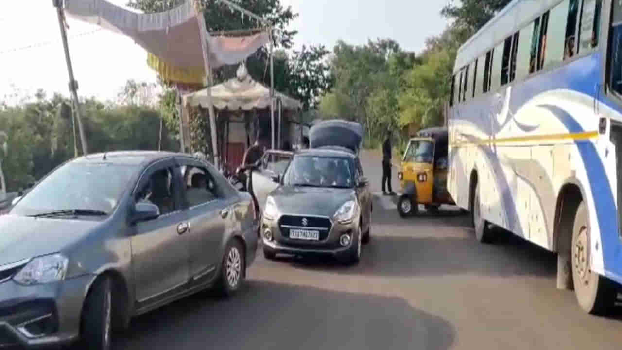 Srisailam Temple: శ్రీశైలం ఆలయం పై నిఘా నీడ.. దేవస్థాన టోల్గేటు వద్ద ముమ్మర తనిఖీలు