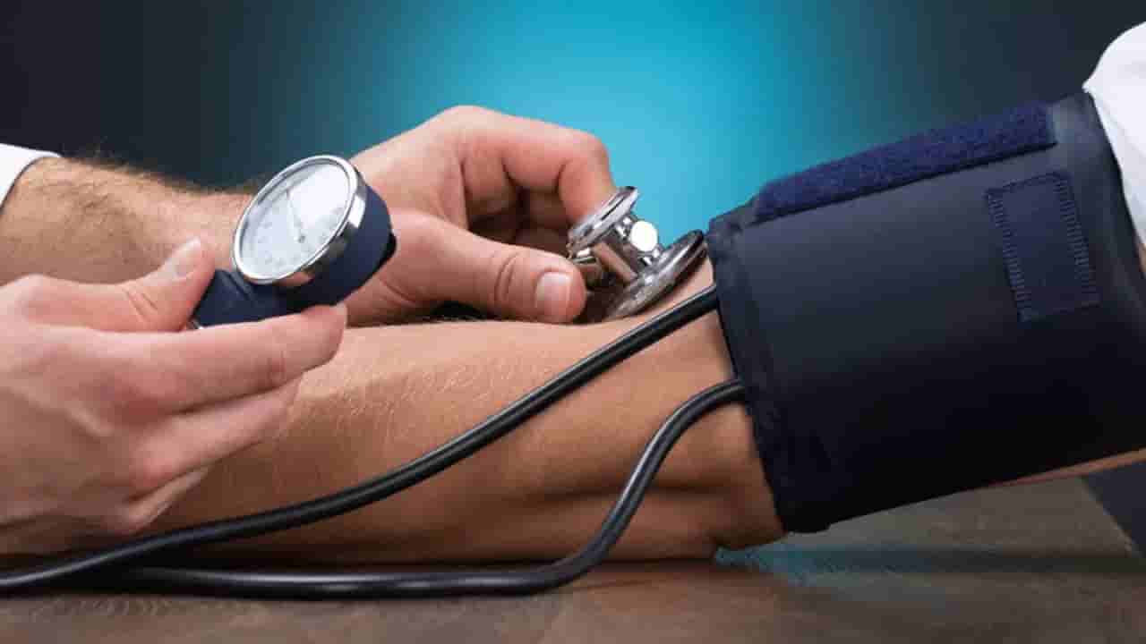 High BP Signs: రాత్రిపూట కనిపించే రక్తపోటు లక్షణాలు ఇవే.. వీటిని లైట్ తీసుకోకండి..!