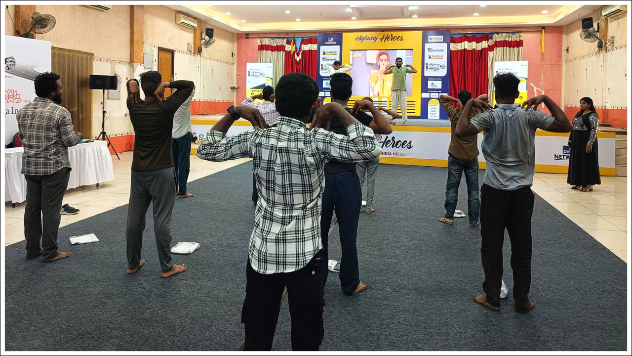 స్కిల్ ఇండియా శిక్షణ: ఈ ప్రభుత్వం గుర్తించిన శిక్షణ తర్వాత డ్రైవర్లకు "12వ ప్లస్ వాల్యూ" సర్టిఫికేట్ అందించనున్నారు. ఇది డ్రైవింగ్ లైసెన్స్ పునరుద్ధరణకు సహాయపడుతుంది. 90 కంటే ఎక్కువ దేశాలలో చెల్లుబాటు అవుతుంది. 'హైవే హీరోస్' ప్రచారం విజయవాడలోని ట్రక్ డ్రైవర్లను సత్కరించడమే కాకుండా వారికి ఆరోగ్యం, ఆర్థిక, సాంకేతిక పరిజ్ఞానంతో సాధికారతను కల్పించింది. ఈ చొరవ ట్రక్ డ్రైవర్ సమాజం వారి జీవితాల్లో సానుకూల మార్పు తీసుకురావడానికి ఒక ముఖ్యమైన అడుగు.