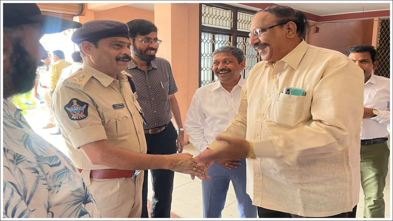 మొదటి రోజు కార్యక్రమానికి ముఖ్య అతిథులుగా విజయవాడ డిప్యూటీ కమిషనర్ ఆఫ్ పోలీస్ (ట్రాఫిక్) ఎం.కృష్ణమూర్తి నాయుడు, ఆంధ్రప్రదేశ్ లారీ యజమానుల సంఘం ప్రధాన కార్యదర్శి ఈశ్వరరావు హాజరయ్యారు. అలాగే శ్రీరామ్ ఫైనాన్స్ లిమిటెడ్ సిఎస్ఆర్ హెడ్ ఎస్. బాలమురుగన్ కూడా ఈ కార్యక్రమంలో పాలుపంచుకున్నారు. అలాగే శ్రీరామ్ ఫైనాన్స్ జాయింట్ మేనేజింగ్ డైరెక్టర్ శ్రీనివాస్, బిజినెస్ హెడ్ వెంకటేశ్వరరావు, రాష్ట్ర అధిపతులు గోపాల్ రావు, రమణరాజు, సూర్యనారాయణ, ప్రాంతీయ వ్యాపార అధిపతి సయ్యద్ ఉస్మాన్లు పాల్గొన్నారు.