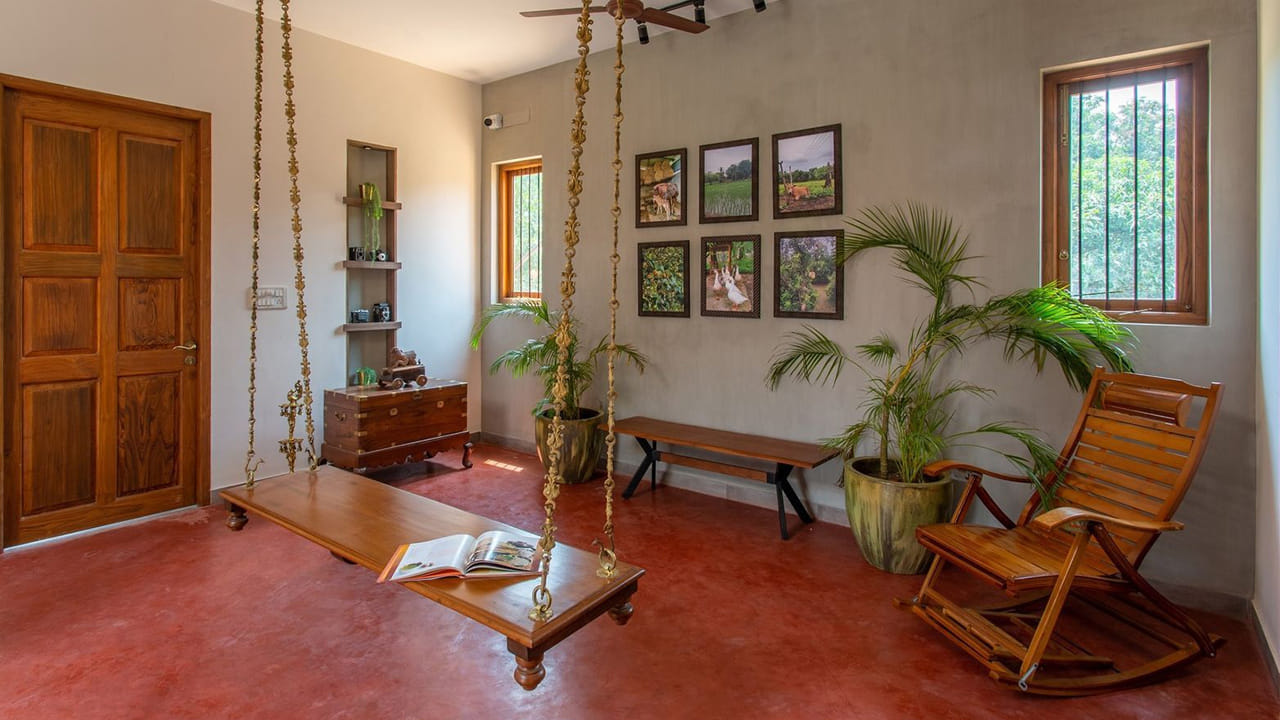 ఇల్లు బుక్ చేసుకునే ముందు, మీరు ప్రాజెక్ట్ సైట్‌ని సందర్శించాలి. కాంక్రీట్.. ఇటుక పని గురించి పూర్తిగా తెలుసుకోండి. మీరు అక్కడ ఉన్న స్ట్రక్చరల్ ఇంజనీర్ నుంచి బిల్డ్ క్వాలిటీ సర్టిఫికేట్ తీసుకోవచ్చు. బిల్డర్ ఇంతకు ముందు పూర్తి చేసిన ప్రాజెక్ట్‎లను పరిశీలించి అక్కడ రెసిడెంట్స్‎ని ఆ ఇంటి నాణ్యత విషయంలో సంతృప్తి చెందారా లేదా తెలుసుకోవచ్చు. మీరు చేయగలిగే సులభమైన పని ఇది.