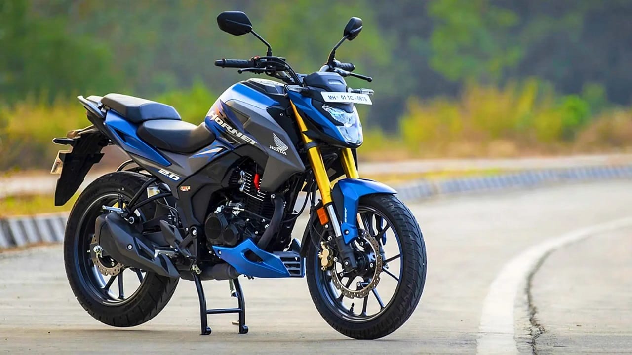 చాలా సులువుగా నియంత్రణ చేయదగిన బైక్ లలో హోండా హార్నెట్ 2.0 ఒకటి. దీని బరువు కేవలం 142 కిలోలు మాత్రమే. హోండా హార్నెట్ 2.0 బైక్ లో 184.40 సీసీ ఇంజిన్ ఏర్పాటు చేశారు. దీని నుంచి 17.03 బీహెచ్పీ, 15.7 ఎన్ఎం టార్కు విడుదల అవుతుంది. 790 ఎంఎం ఎత్తు గల సీటు చాలా కంఫర్ట్ గా అనిపిస్తుంది. 1356 ఎంఎం వీల్ బేస్, హ్యాండ్లింగ్ యూఎస్ డీ ఫ్రంట్ ఫోర్కుల ద్వారా డ్రైవింగ్ చాలా ఈజీగా ఉంటుంది. 