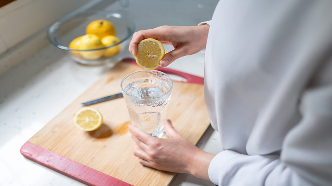 శరీరం లోపలి నుండి శుభ్రపరచబడుతుంది. చర్మం ప్రకాశవంతంగా మారుతుంది. ఉదయాన్నే వేడి నీళ్లు తీసుకోవడం వల్ల శరీరాన్ని హైడ్రేట్రెడ్గా ఉంచుతుంది. దీంతో ముఖంపై మొటిమలు, ముడతలను తగ్గించి చర్మాన్ని ప్రకాశవంతంగా మారుస్తుంది. కొంతమంది దీనికి నిమ్మకాయ, తేనె కలుపుకుని తాగుతారు.