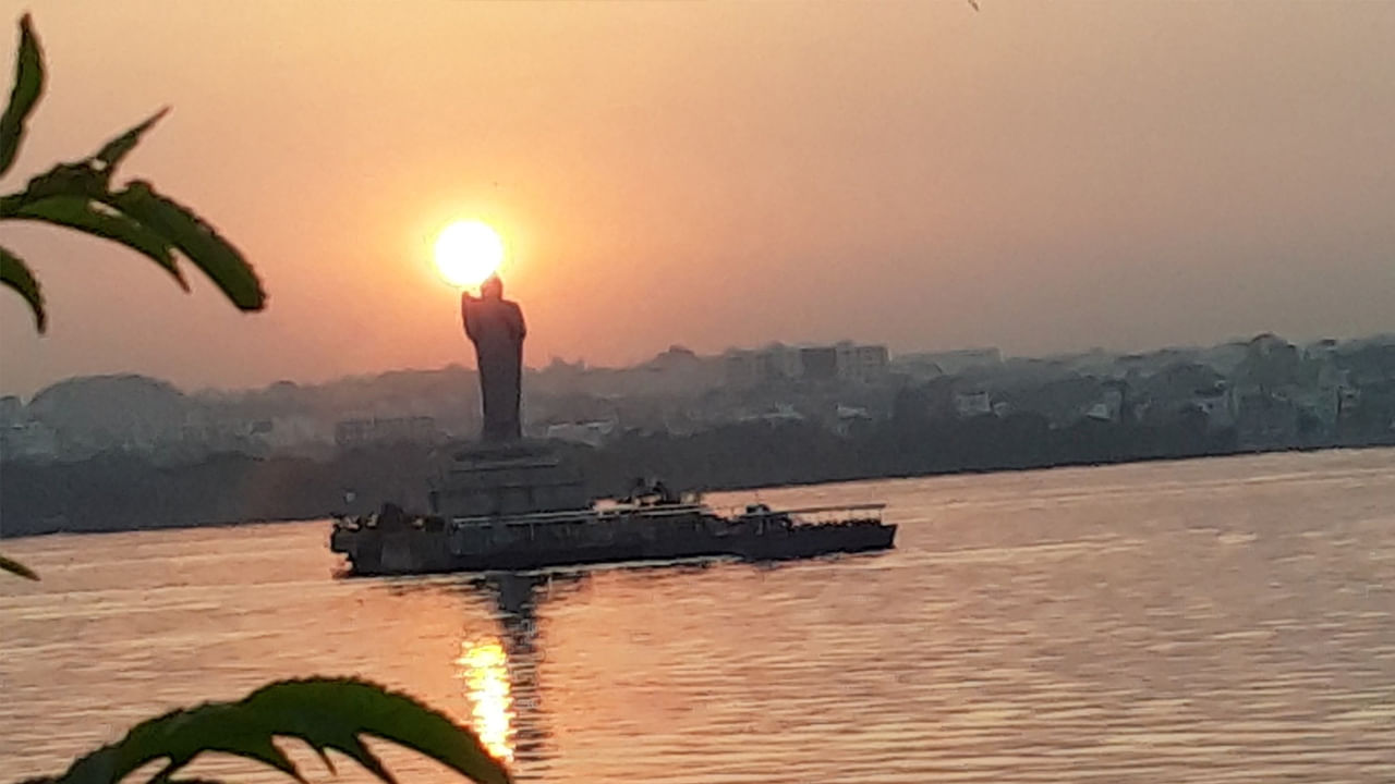 హైదరాబాద్‌లోని నెక్లెస్ రోడ్‌లోని హుస్సేన్ సాగర్ సరస్సు వద్ద ప్రజలు సూర్యోదయం, అస్తమయం ఆస్వాదించవచ్చు. సూర్యోదయం, సూర్యాస్తమయ సమయంలో అనువైనదని ఫోటోగ్రాఫర్లు భావిస్తారు. సూర్యోదయం, సూర్యాస్తమయ సమయంలో ఇక్కడ వాకింగ్, రన్నింగ్, విశ్రాంతి తీసుకోవచ్చు. హుస్సేన్ సాగర్ సరస్సు సహజ ప్రకృతి దృశ్యాలు మీ హృదయంలో పదిలంగా దాచుకోవచ్చు.