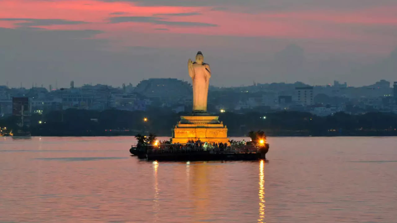 హుస్సేన్ సాగర్ సరస్సు: 1563లో ఇబ్రహీం కులీ కుతుబ్ షా పాలనలో హైదరాబాద్ ప్రసిద్ధ సరస్సులలో ఒకటైన హుస్సేన్ సాగర్‌ నిర్మించబడింది. ఈ సరస్సు 5.7 చదరపు కిలోమీటర్ల విస్తీర్ణంలో విస్తరించి ఉంది. జిబ్రాల్టర్ రాక్‌పై ఉన్న బుద్ధ విగ్రహం చూడటానికి పెద్ద సంఖ్యలో పర్యాటకులు ఈ సరస్సును సందర్శిస్తారు.