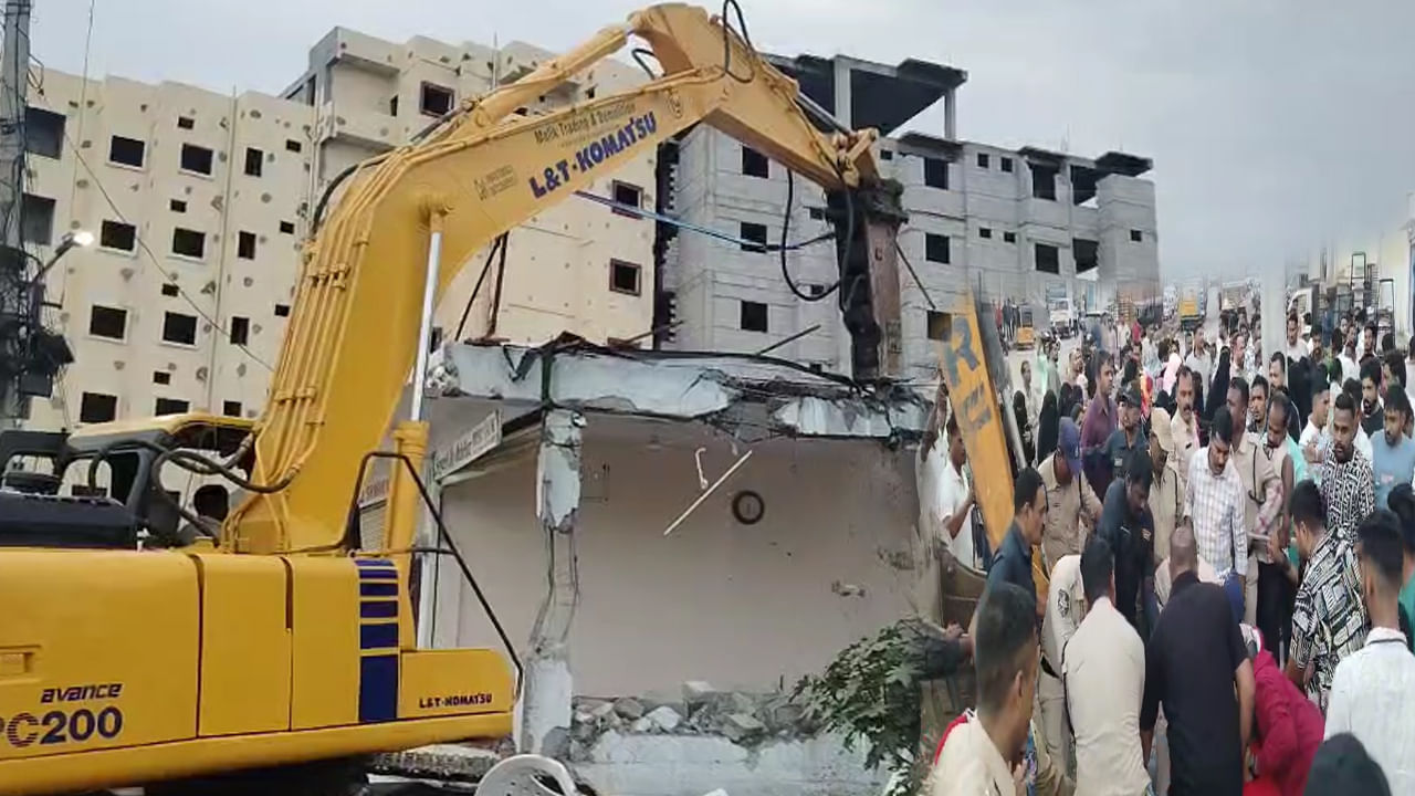 Hyderabad: పాతబస్తీలో హైడ్రా కూల్చివేతలు.. తీవ్ర ఉద్రిక్తత.. జేసీబీకి అడ్డంగా వెళ్లి..