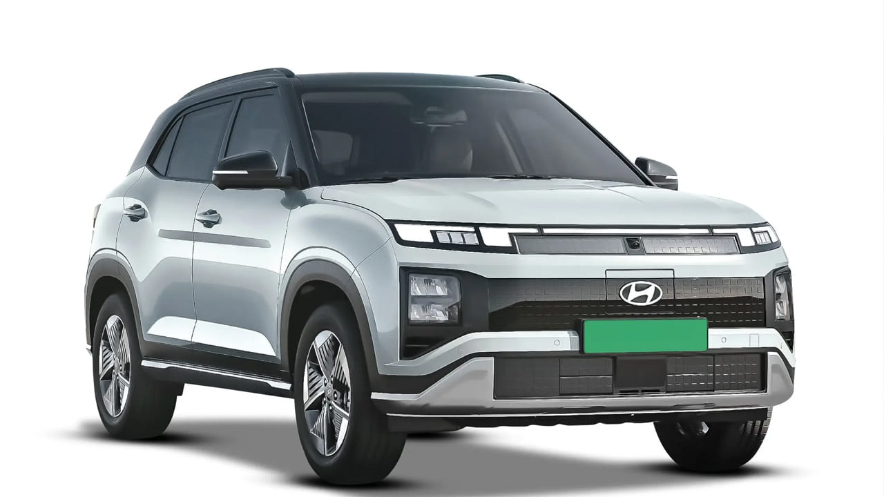  ఎగ్జిక్యూటివ్, స్మార్ట్, ప్రీమియం, ఎక్సలెన్స్ అనే నాలుగు వేరియంట్లలో లభిస్తుంది. క్రెటా ఎలక్ట్రిక్ ఎనిమిది మోనోటోన్, రెండు డ్యూయల్-టోన్ కలర్ ఆప్షన్లను అందిస్తుంది, వీటిలో మూడు మ్యాట్ ఫినిషింగ్‌లు ఉన్నాయి.  ఎగ్జిక్యూటివ్ ₹17.99 లక్షలు, స్మార్ట్ ₹19 లక్షలు, స్మార్ట్ (O) 19.50 లక్షలు, స్మార్ట్ (O) DT ₹19.65 లక్షలు, ప్రీమియం 20 లక్షలు, ఇలా వేరియంట్ బట్టి ధరలు ఉన్నాయి. 