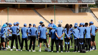 Video: నువ్వెక్కడ దొరికావురా సామీ.. రన్స్ తీస్తుండగా జేబులోంచి జారిపోయిన సెల్ ఫోన్! నెట్టింట వైరల్ గా మారిన వీడియో!