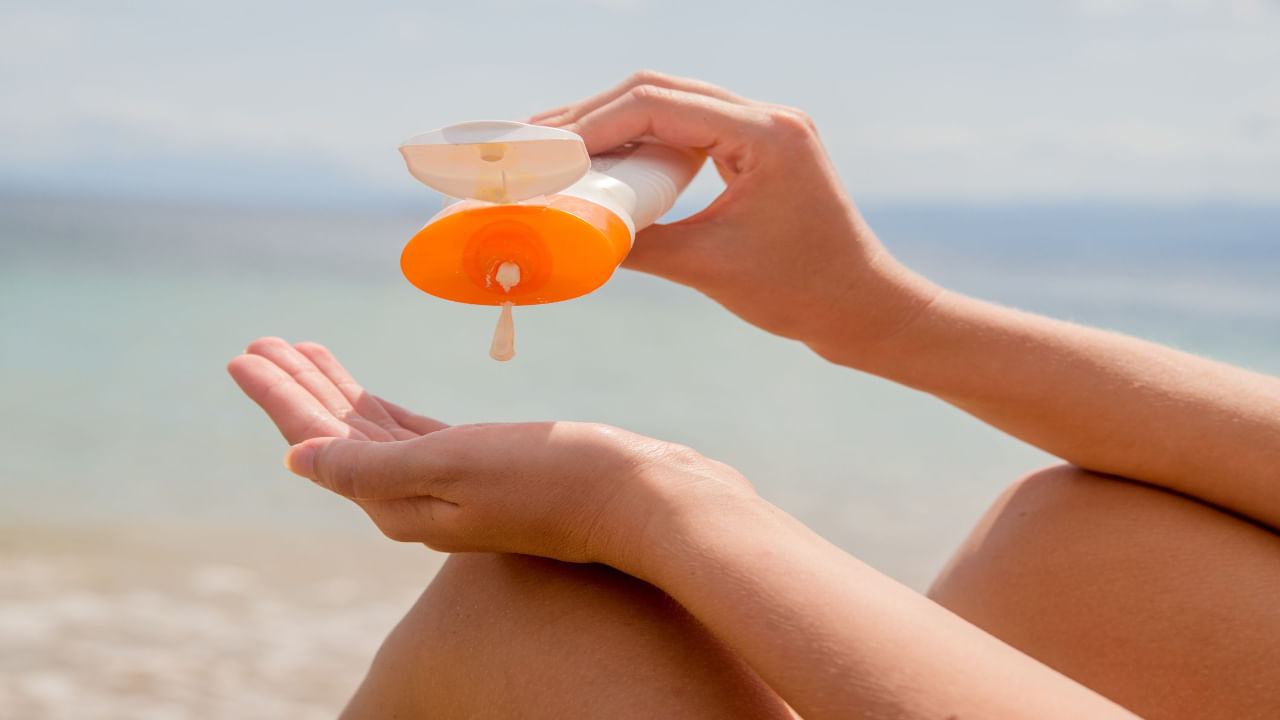 Sunscreen: భారతీయులకు సన్స్క్రీన్ అవసరమా? అసలు వీరు ఏ రకమైన సన్స్క్రీన్ ఎంచుకోవాలి? Sunscreen: భారతీయులకు సన్స్క్రీన్ అవసరమా? అసలు వీరు ఏ రకమైన సన్స్క్రీన్ ఎంచుకోవాలి?