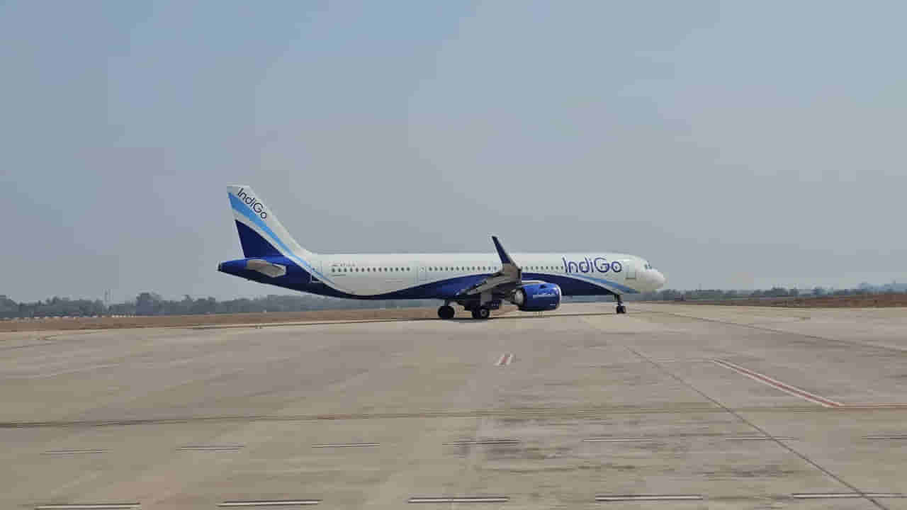 వార్నీ.. ఇదేక్కడి విడ్డూరం.. వడగళ్ల వానకు విమానం ధ్వంసం.. ఎక్కడంటే..