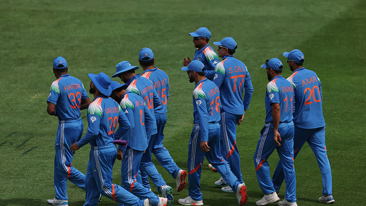 Indian Players Salary Cut Due IPL 2025 Suspendedభారత్ వర్సెస్ పాకిస్తాన్ మధ్య వేగంగా పెరుగుతున్న ఉద్రిక్తత దృష్ట్యా, బీసీసీఐ (BCCI) ఐపీఎల్ (IPL 2025)ను మధ్యలో నిలిపివేసింది. ఈ సీజన్‌లో 58వ మ్యాచ్ ధర్మశాలలో పంజాబ్ కింగ్స్ వర్సెస్ ఢిల్లీ క్యాపిటల్స్ మధ్య జరిగింది. మే 8న జరిగిన ఈ మ్యాచ్ సందర్భంగా, పాకిస్తాన్ డ్రోన్లను ఉపయోగించి భారతదేశంలోని అనేక నగరాలపై దాడి చేసింది. ఈ కారణంగా, జాగ్రత్తలు తీసుకొని, మ్యాచ్‌ను మధ్యలో నిలిపివేసి, ఆటగాళ్లను,  ప్రేక్షకులను స్టేడియం నుంచి సురక్షితంగా తరలించారు. ఆ తరువాత భారత బోర్డు అత్యవసర సమావేశాన్ని ఏర్పాటు చేసింది. ఇప్పుడు టోర్నమెంట్ రద్దు చేయాలని నిర్ణయం తీసుకున్నారు. దీని అధికారిక ప్రకటన కూడా త్వరలో వెలువడనుంది. ఇటువంటి పరిస్థితిలో, సీజన్ పూర్తి కాకపోవడం వల్ల ఆటగాళ్ల జీతాలు తగ్గుతాయా అనే ప్రశ్నలు తలెత్తుతున్నాయి. వారికి ఎంత డబ్బు వస్తుంది? ఇప్పుడు తెలుసుకుందాం..