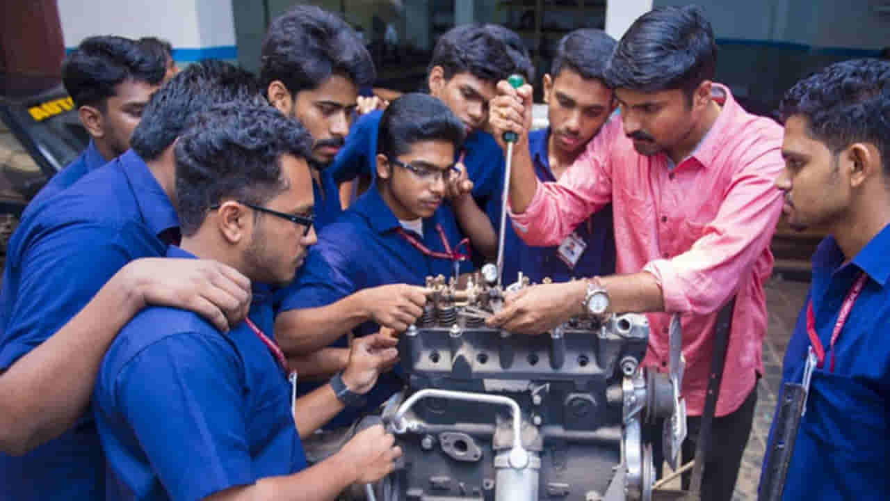 IIT Courses: ఐటీఐలో కోర్సులకు పెరుగుతున్న డిమాండ్.. ఈ కోర్సులు చేస్తే కెరీర్‌ పక్కా సెటిల్ అంతే!