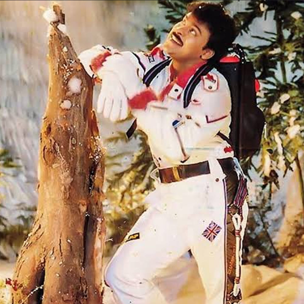 మెగా మూవీ విషయంలో కాస్ట్ అండ్‌ క్రూ సజెన్స్‌ కూడా ఫ్యాన్స్‌ సైడ్‌ నుంచే వినిపించాయి. రామ్‌ చరణ్, జాన్వీ కపూర్ జంటగా నాగ్అశ్విన్ దర్శకత్వంలో సినిమా చేస్తే బాగుంటుందంటున్నారు అభిమానులు. రీసెంట్‌గా రీ రిలీజ్‌ ప్రమోషన్‌లో చిరు కూడా అదే మాట చెప్పటంతో సీక్వెల్‌ మీద ఆశలు మరింతగా పెరిగాయి. మరి ఇంతగా అభిమానులను ఊరిస్తున్న ఈ క్రేజీ ప్రాజెక్ట్స్‌కు సంబంధించిన అఫీషియల్‌ అప్‌డేట్స్ ఎప్పుడొస్తాయో చూడాలి.