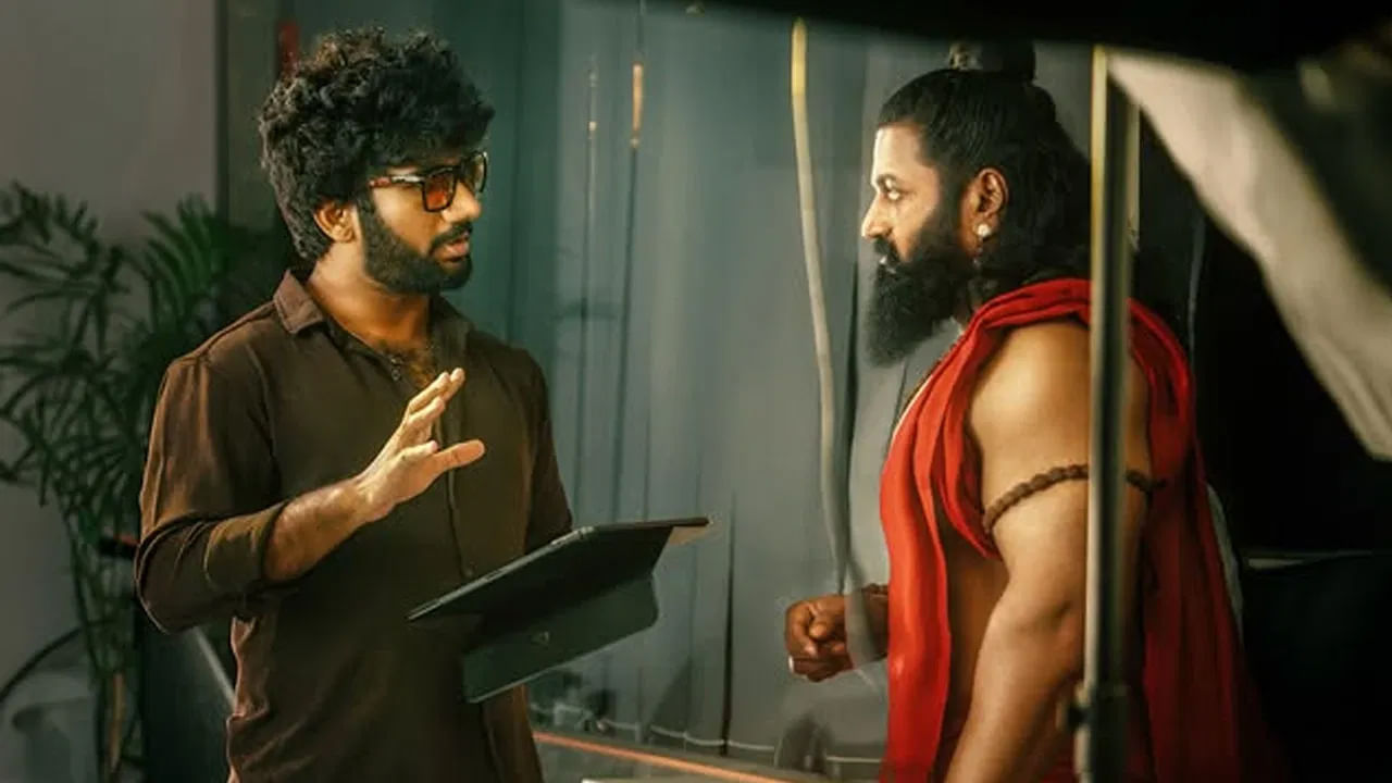 హనుమాన్‌తో నేషనల్‌ లెవల్‌లో సెన్సేషన్ క్రియేట్ చేసిన ప్రశాంత్‌ వర్మ కూడా కొత్త ప్రాజెక్ట్ విషయంలో సైలెన్స్ మెయిన్‌టైన్ చేస్తున్నారు. కన్నడ స్టార్ హీరో రిషబ్‌ శెట్టితో జై హనుమాన్‌ ప్రకటించినా... ఆ సినిమా ఇంకా పట్టాలెక్కలేదు. ఈ లోగా తన బ్యానర్‌లో వరుస ప్రాజెక్ట్స్‌ను లైన్‌లో పెట్టేస్తున్నారు. కానీ జై హనుమాన్‌ షూటింగ్ ఎప్పుడు స్టార్ట్ అవుతుందన్న విషయంలో మాత్రం క్లారిటీ రావటం లేదు. అందుకే ఈ దర్శకుల నుంచి అఫీషియల్‌ అప్‌డేట్స్ కూడా ఈగర్‌గా వెయిట్ చేస్తున్నారు ఫ్యాన్స్‌.