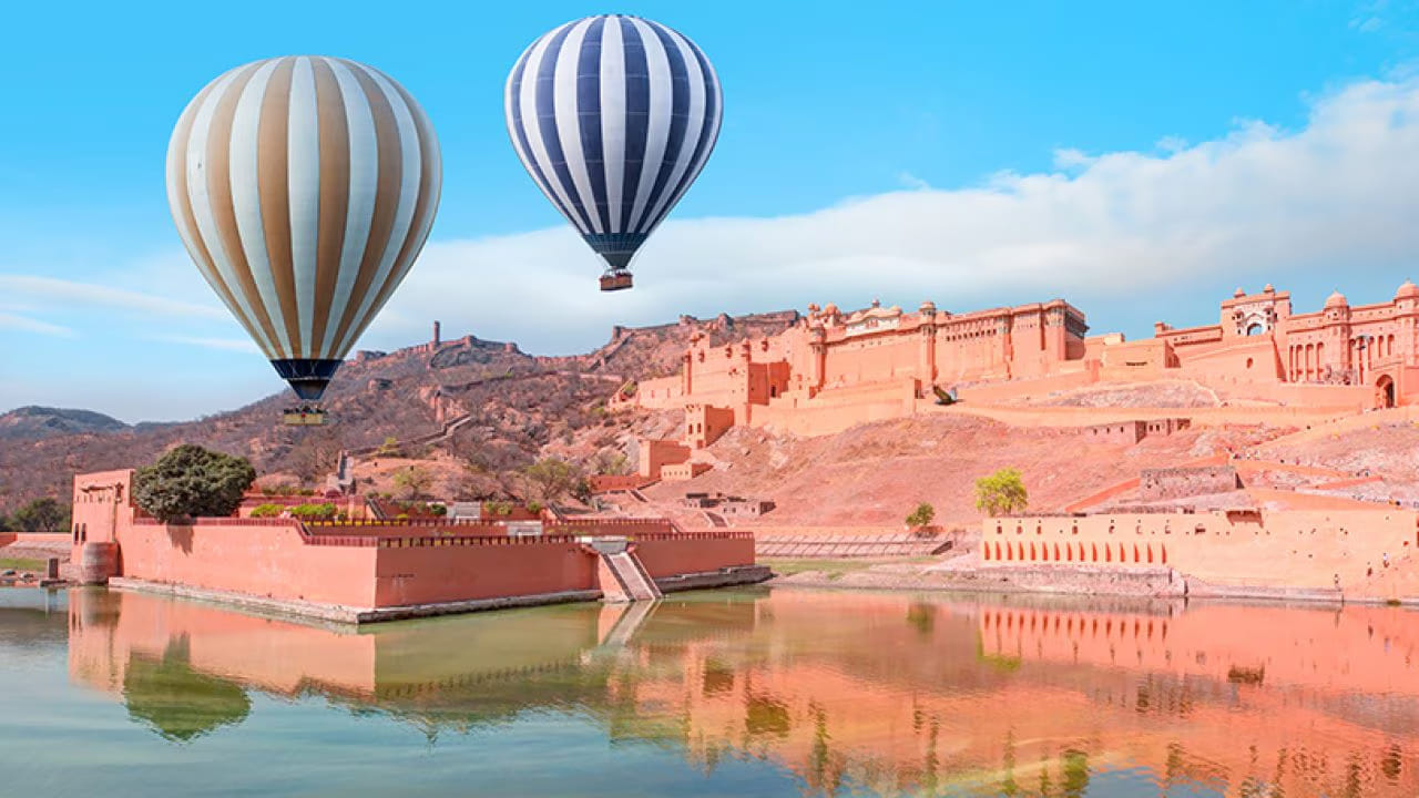 హాట్ ఎయిర్ బెలూనింగ్: జైపూర్‌లోని హాట్ ఎయిర్ బెలూనింగ్ ఉత్తమ అనుభవాలలో ఒకటి.  హవా మహల్, జల్ మహల్, అమెర్ కోటని బెలూన్‌పై ఆకాశంలో విహరిస్తూ వీక్షించవచ్చు. హాట్ ఎయిర్ బెలూన్ రైడ్‌ల ద్వారా జైపూర్ పట్టణ సౌందర్యాన్నిచూడవచ్చు. సాహస యాత్రికులకు ఇది మంచి ఎంపిక. 