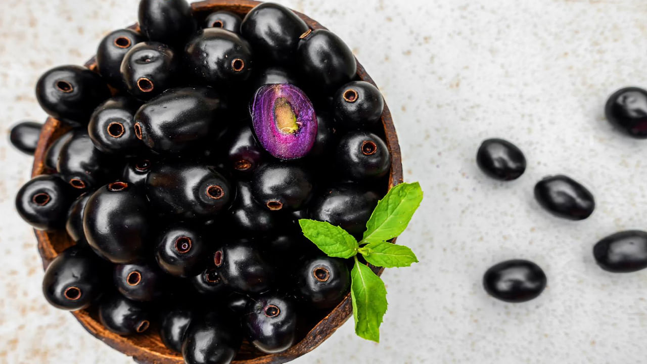 నేరేడు పండ్లలో ఎన్నో ఔషధ గుణాలున్నాయి. అందుకే వీటిని ఆయుర్వేదం, హోమియోపతిలో కూడా ఉపయోగిస్తుంటారు. అయితే,  ఖాళీ కడుపుతో నేరేడు పండు తినడం వల్ల మెదడు పనితీరు మెరుగుపడుతుంది. ఎందుకంటే ఇందులో యాంటీ ఆక్సిడెంట్లు, ముఖ్యంగా ఆంథోసైనిన్లు ఉంటాయి. ఈ పండ్లు జ్ఞాపకశక్తిని మెరుగుపరుస్తాయి. అలాగే, శరీరంలోని బ్లడ్ షుగర్ లెవల్స్‌ని కంట్రోల్ చేస్తుంది.