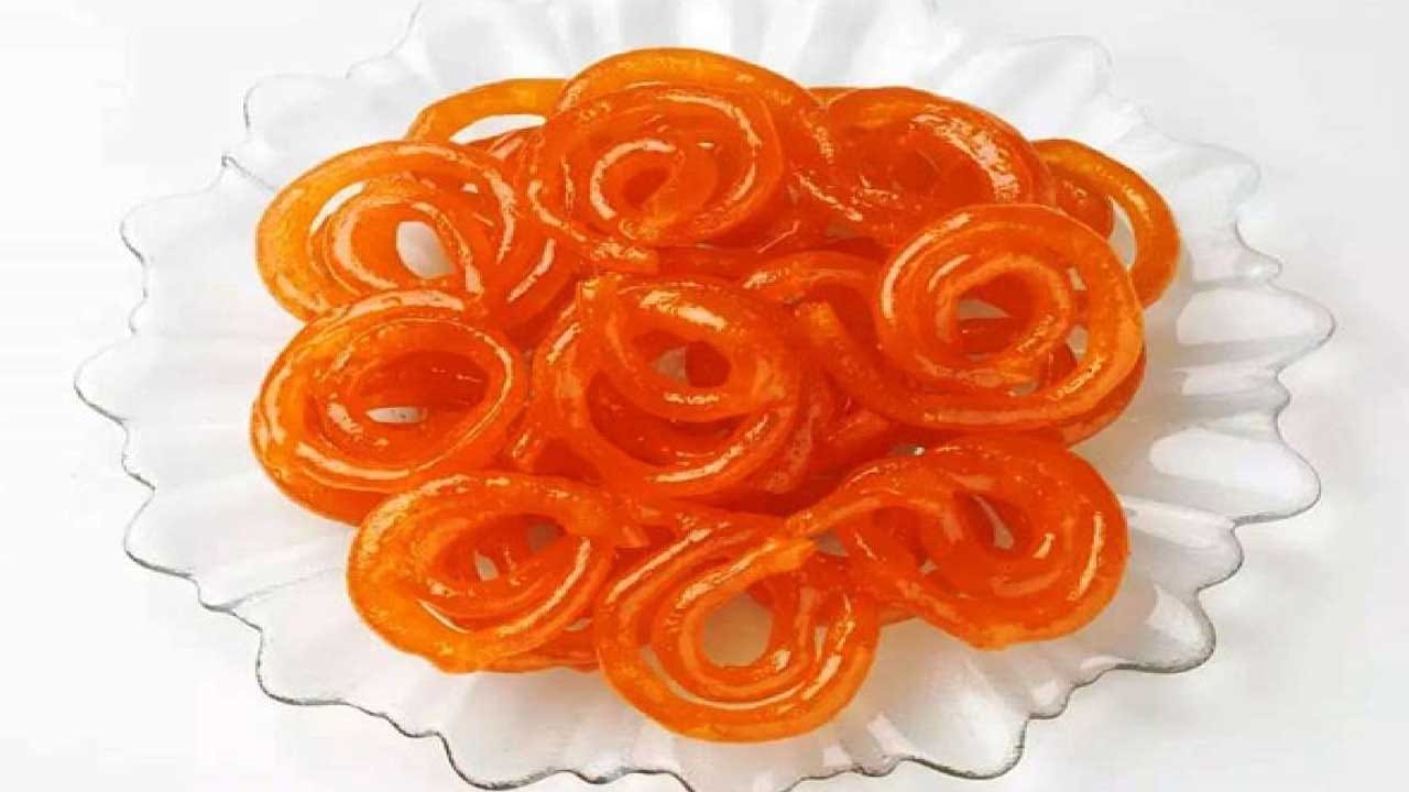 ఇంట్లో ఏ చిన్న శుభకార్యం జరిగినా, ఏదైనా మంచి జరిగినా తప్పకుండా జిలేబీ ఉండాల్సిందే. మరీ ముఖ్యంగా పెళ్లీలు,ఫంక్షన్స్ లలో లడ్డూ జిలేబీ తప్పకుండా పెడుతుంటారు. ఇక జాతర్లలోకి వెళ్తే జిలేబీ తినకుండా ఎవరూ ఉండలేరు.అంత బాగుంటుందన్నమాట.