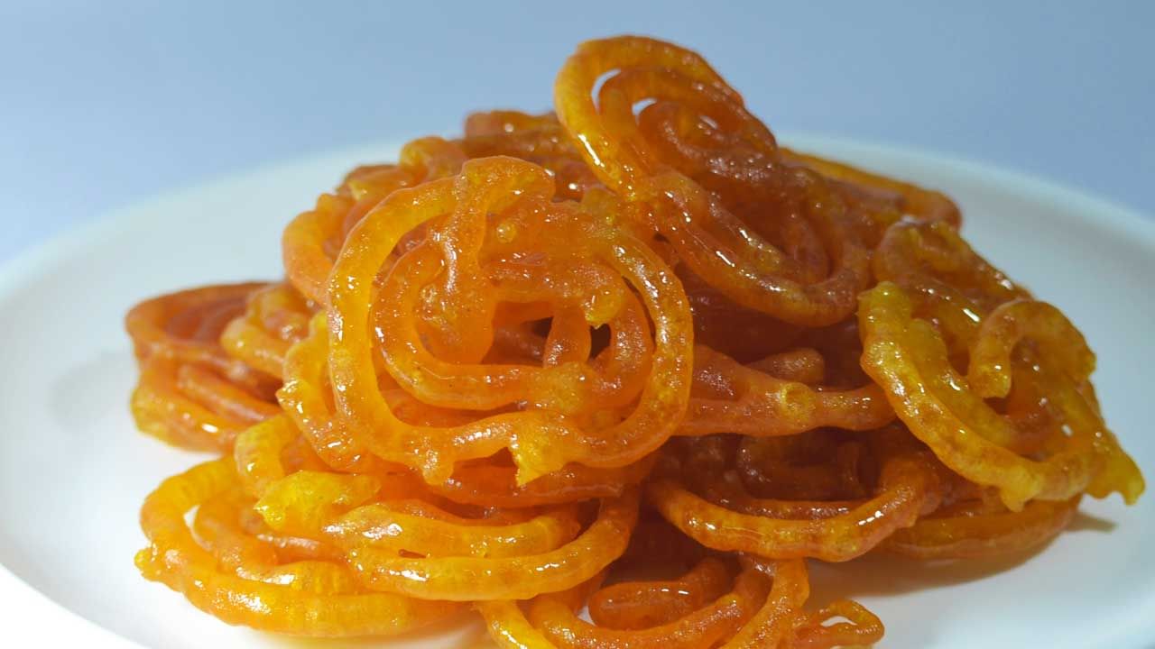 అలాగే జిలేబి తినడం వలన షుగర్ కంట్రోల్ అవుతుందంట. అంతే కాకుండా అనేక సమస్యల నుంచి ఇది ఉపశమనం కలిగిస్తుంది అంటున్నారు నిపుణులు. అయితే దీనిని అతిగా తీసుకోకుండా కాస్త మితంగా తీసుకున్నప్పుడే ప్రయోజనం ఉంటుందంట.