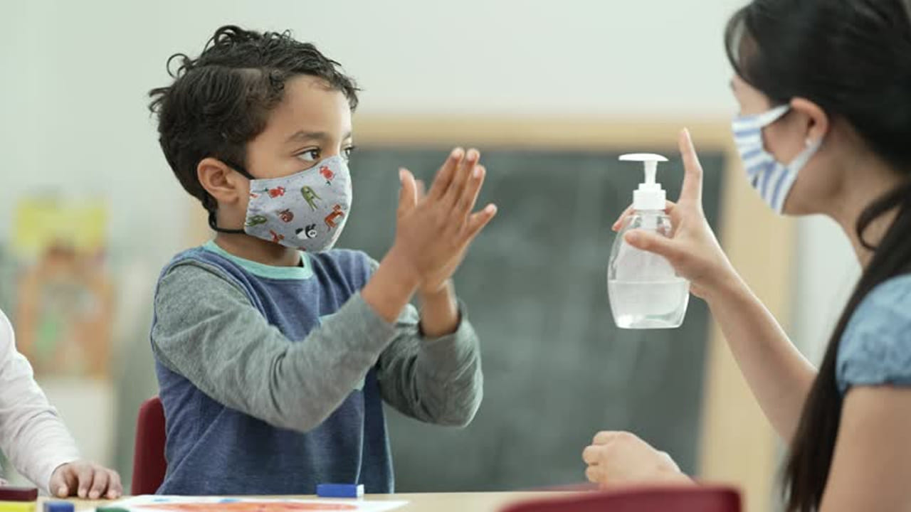 అయితే ఈకొత్త వేరియంట్‌ ప్రధానంగా శ్వాసకోశపైనే ఎక్కువ ప్రభావం చూపుతుందని వైద్యులు చెబుతున్నారు. ఇకి కూడా సీజనల్ ఫ్లూ వ్యాదుల మాదిరే వస్తూ పోతూ ఉంటాయని.. పెద్దగా ఆందోళన చెందాల్సిన అవసరం లేదని నిపుణులు చెబుతున్నారు. ముందుజాగ్రత్త చర్యలు తీసుకుంటే ఇది మనపై ఎక్కువ ప్రభావం చూపదని చెబుతున్నారు. 