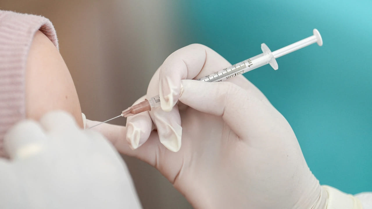 అయితే ప్రజలు ఈ కొత్త వేరియంట్ల బారిన పడకుండా ఉండాలంటే కొన్ని జాగ్రత్తులు తీసుకోవడం ముఖ్యం అంటున్నారు వైద్య నిపుణులు 
ముఖ్యంగా, రద్దీ ప్రదేశాలు, ఇండోర్ ప్రదేశాల్లో మాస్కులు పెట్టుకోవడం, చేతులను తరచుగా శుభ్రం చేసుకోవడం, సానీటైజర్లు వాడటం వంటివి పాటించాలంటున్నారు. అనారోగ్యంగా అనిపిస్తే కచ్చితంగా వైద్య సలహా తీసుకోవాలని నిపుణులు చెబుతున్నారు. ఇప్పటికే అనారోగ్యంతో ఉన్నవారు, వృద్ధులు ఉంటే బూస్టర్ డోస్ వ్యాక్సిన్ తీసుకోవడం మంచిదని నిపుణులు సూచిస్తున్నారు. 
