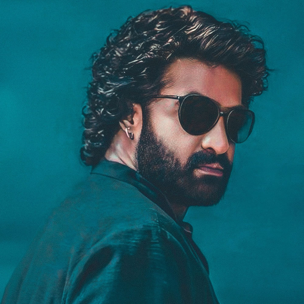 ఇండియన్‌ సినిమా స్థాయిని పెంచిన ప్రభాస్‌, ఆది పురుష్‌తో బాలీవుడ్‌ ఎంట్రీ ఇచ్చారు. కానీ ఆ సినిమా దారుణంగా ఫెయిల్ అయ్యింది. కెరీర్‌ స్టార్టింగ్‌లోనే బాలీవుడ్ మూవీ చేయాలన్న ప్రయత్నం చేసి విమర్శలు ఎదుర్కొన్నారు మెగా వారసుడు రామ్ చరణ్. 
