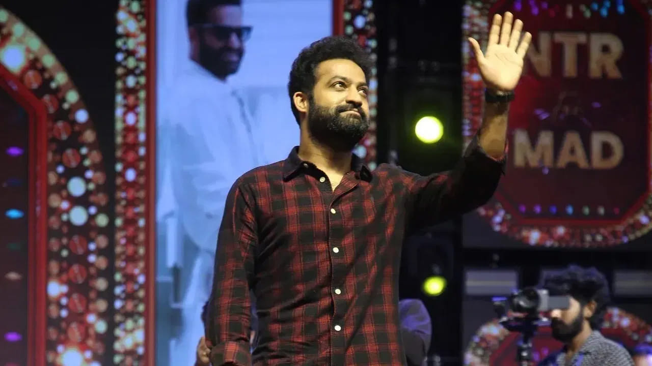 అలాగే జూనియర్ ఎన్టీఆర్ కూడా చిన్నతనంలోనే బాల రామాయణం సినిమాలో రాముడుగా నటించి హిట్ అందుకున్నారు. అంతకుముందే బ్రహ్మర్షి విశ్వామిత్రలో భరతుడిగా కనిపించారు. 2001లో "నిన్ను చూడాలని" చిత్రంతో టాలీవుడ్‌కి హీరోగా  పరిచయమై పాన్ ఇండియా హీరోగా అయిపోయారు తారక్.