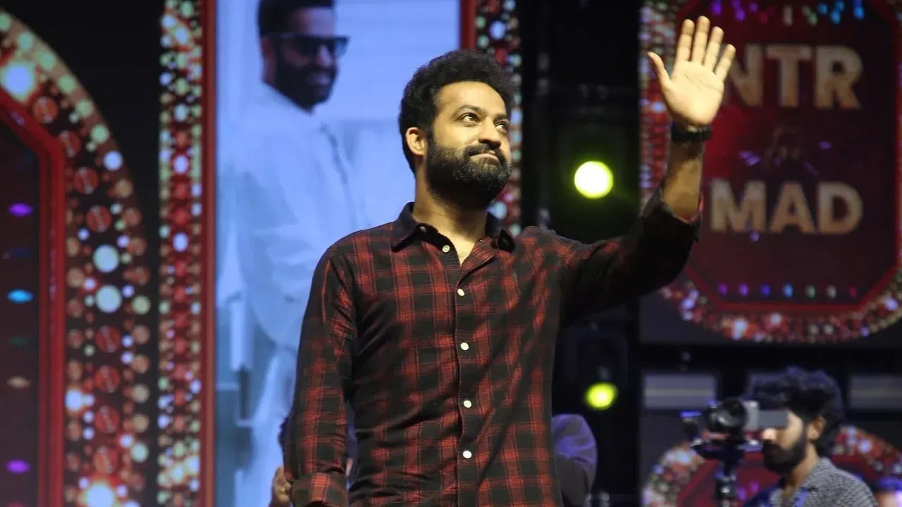 ఎన్టీఆర్ బర్త్డే సందర్భంగా వరుస అప్డేట్స్ ప్లాన్ చేస్తున్నారు మేకర్స్. ప్రజెంట్ సెట్స్ మీద ఉన్న రెండు సినిమాల నుంచి ఇంట్రస్టింగ్ అప్డేట్స్ రానున్నాయి. ప్రశాంత్ నీల్ సినిమా టైటిల్తో పాటు, వార్ 2 గ్లింప్స్ రిలీజ్ కానున్నాయి. దేవర 2 అప్డేట్ కూడా రానుందన్న ప్రచారం జరుగుతోంది.