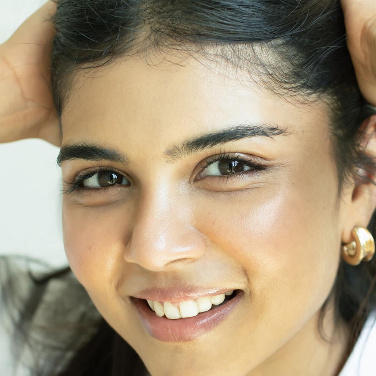 చాలా మంది హీరోయిన్ స్టార్ డమ్ కోసం ఎంతో కష్టపడుతూ ఉంటారు. వచ్చిన అవకాశాలు సద్వినియోగం చేసుకుంటూ దూసుకుపోతున్నారు. ఇప్పటికే టాలీవుడ్ లో చాలా మంది హీరోయిన్స్ తమ అందాలతో ప్రేక్షకులను కవ్విస్తున్నారు. అలాంటి వారిలో కళ్యాణి ప్రియదర్శన్ ఒకరు. 