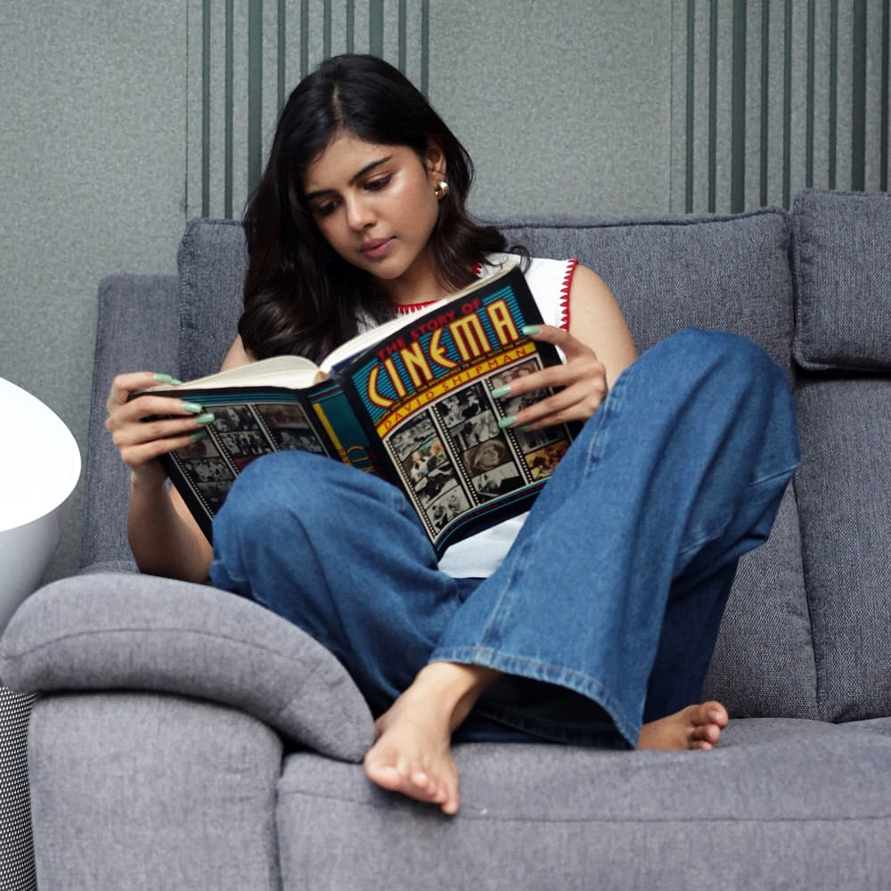 తెలుగులో మంచి అవకాశం వస్తే చేయడానికి రెడీగా ఉంది. ఇక సోషల్ మీడియాలో ఈ బ్యూటీ షేర్ చేసే ఫోటోలు అభిమానులను, నెటిజన్స్ ను ప్రేక్షకులను విశేషంగా ఆకట్టుకుంటున్నాయి. తాజాగా ఈ భామ కొన్ని ఫోటోలను పంచుకుంది. 