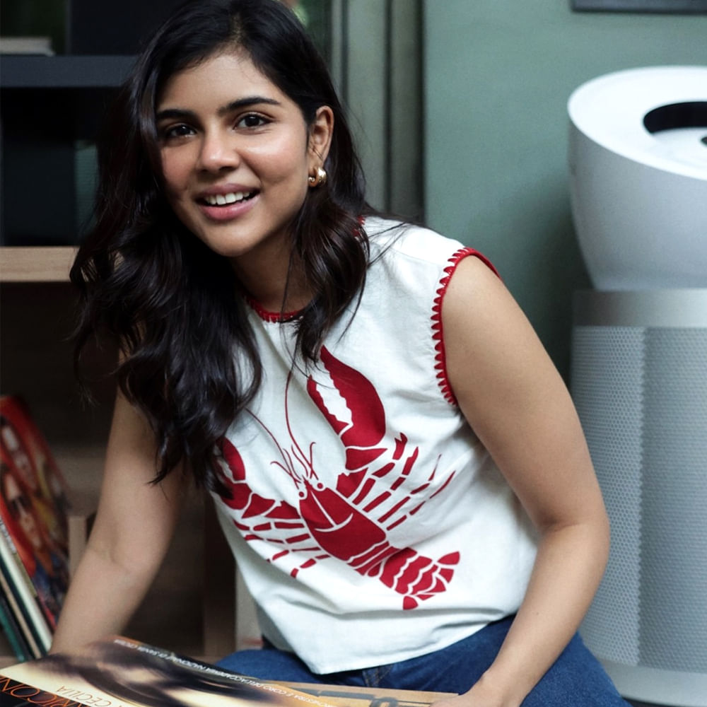 ఈ అమ్మడు తెలుగులో సినిమాలుతగ్గించడంతో అభిమానులు కూడా చాలా ఫీల్ అవుతున్నారు. అంతే కాదు మనకు వచ్చే లవర్ కూడా ఇలానే ఉండాలి అని కుర్రాళ్ళు అంతా అనుకునేలా తన అందంతో కవ్వించింది కళ్యాణి ప్రియదర్శన్.