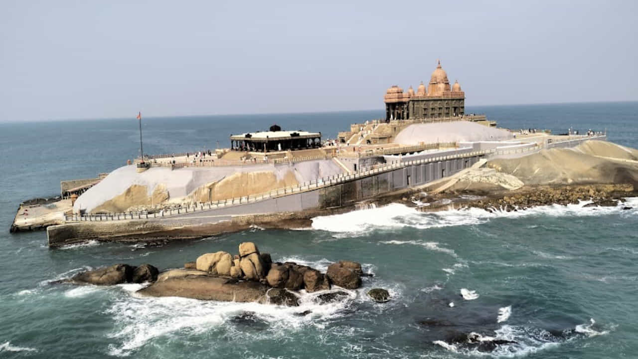 కన్యాకుమారి, తమిళనాడు

భారతదేశంలోని దక్షిణాంత్య గమ్యస్థానమైన కన్యాకుమారి, మూడు సముద్రాల సంగమ స్థానంగా ప్రసిద్ధి చెందింది. ఈ ప్రాంతంలో సూర్యోదయ, సూర్యాస్తమయ దృశ్యాలు అద్భుతంగా ఉంటాయి. వివేకానంద రాక్ మెమోరియల్, తిరువళ్లువర్ విగ్రహం, కుమారి అమ్మన్ ఆలయం ఇక్కడి ప్రధాన ఆకర్షణలు. మే నెలలో వాతావరణం వేడిగా ఉన్నప్పటికీ, సముద్ర గాలులు ఆహ్లాదకరమైన అనుభవాన్ని అందిస్తాయి. ఈ ప్రదేశం ఆధ్యాత్మిక, సాంస్కృతిక పర్యాటనకు అనువైనది.
