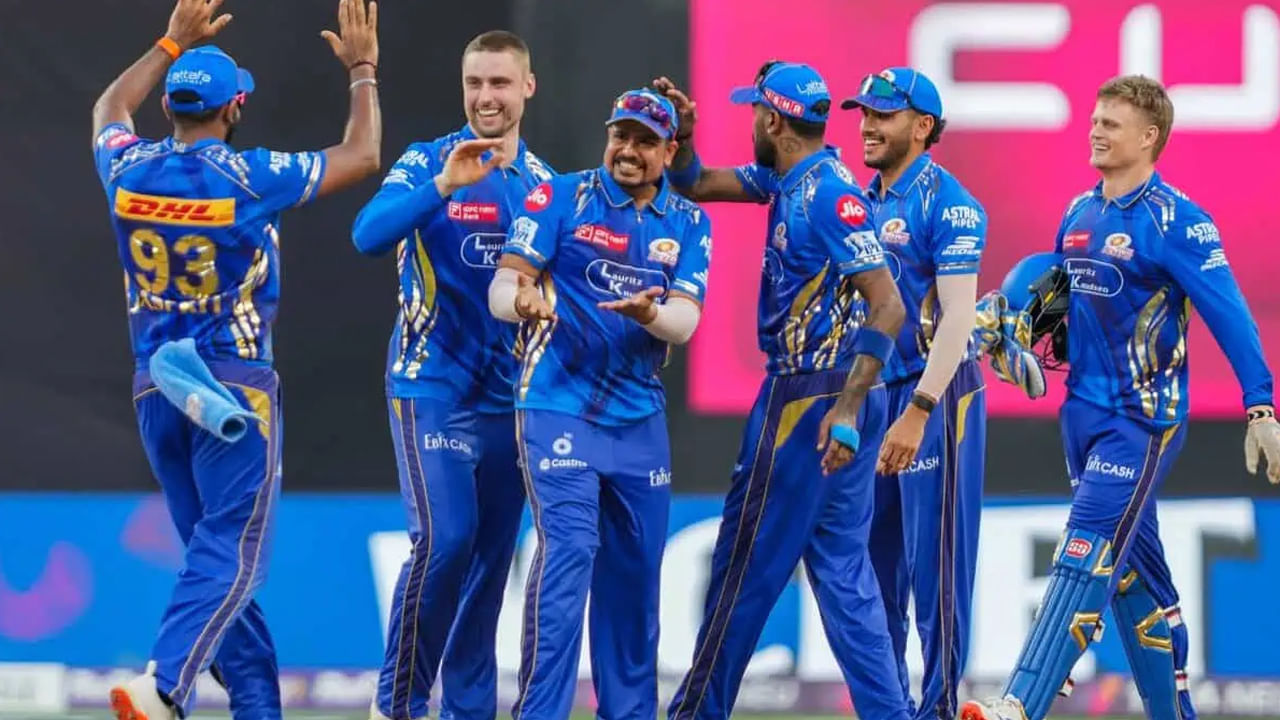 దీని కారణంగా అతనికి బీసీసీఐ నుంచి ఫీజు రూపంలో ఎలాంటి డబ్బు అందడం లేదు. అతను జట్టుకు దూరంగా ఉన్నప్పుడు స్పాన్సర్షిప్ అందుబాటులో ఉండదు. ఐపీఎల్ మాత్రమే ఆదాయానికి మూలం. అతను 18వ సీజన్లో ముంబై తరపున ఆడుతున్న సంగతి తెలిసిందే. మెగా వేలంలో కర్ణ్ శర్మను ఫ్రాంచైజీ రూ. 50 లక్షలకు కొనుగోలు చేసింది. ఐపీఎల్ 2025లో కర్ణ్ శర్మ ముంబై జట్టుకు ఒక వరంలా నిలిచాడు. తొలి మ్యాచ్ల్లో పరాజయాల తర్వాత కర్ణ్ శర్మను రంగంలోకి దించిన హార్దిక్ పాండ్యా.. అందుకు తగ్గట్లుగానే ఈ ఆటగాడు తన స్పిన్ మ్యాజిక్తో ముంబైకు మ్యాచ్ విన్నర్గా నిరూపించుకున్నాడు.