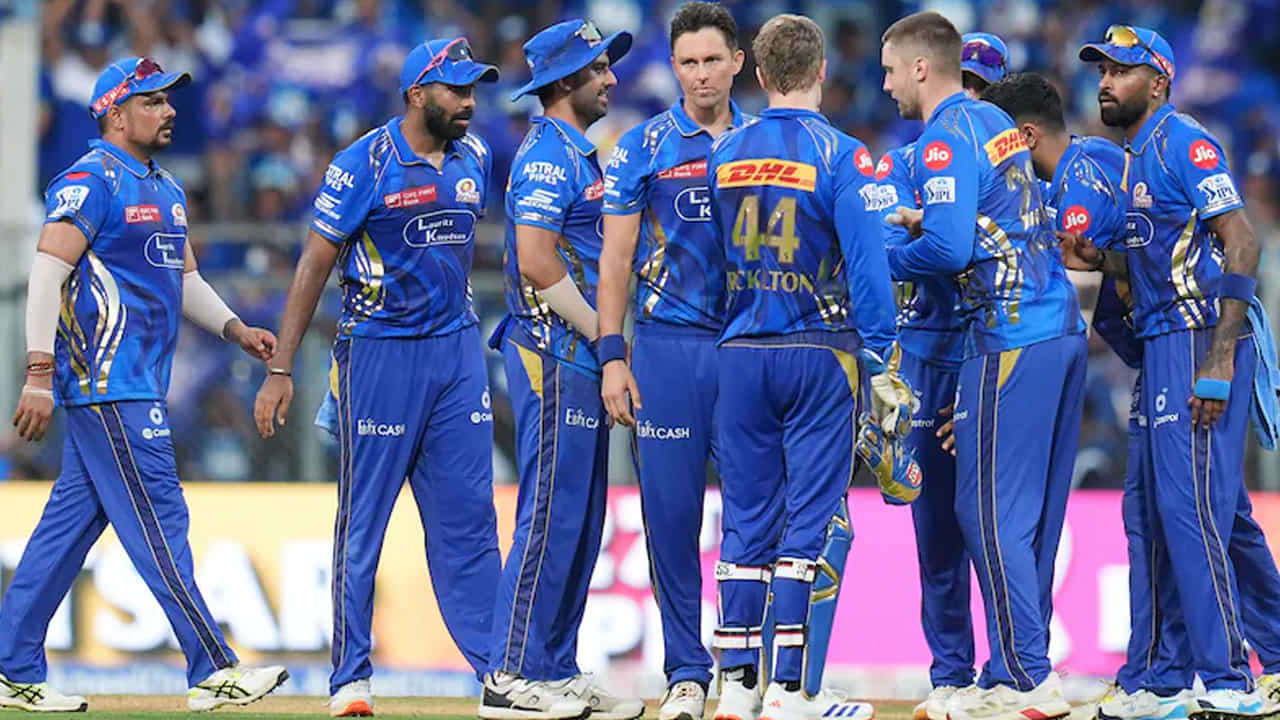 ఇండియన్ ప్రీమియర్ లీగ్ (IPL) ప్రపంచంలోనే అత్యధికంగా డబ్బు సంపాదించే దేశీయ టోర్నమెంట్. ఆటగాళ్ళు రాత్రికి రాత్రే లక్షాధికారుల నుంచి కోటిశ్వరులయ్యే చోటు. వేలంలో, ఆటగాళ్లను కొనుగోలు చేయడానికి ఫ్రాంచైజీలు డబ్బును నీళ్లలా ఖర్చు చేస్తుంటాయి. టీం ఇండియాలో భాగం కాని చాలా మంది ఆటగాళ్లు ఇందులో భాగమయ్యారు. బీసీసీఐ కేంద్ర కాంట్రాక్టులో లేని ప్లేయర్లు కూడా ఇక్కడ ఆడుతుంటారు.