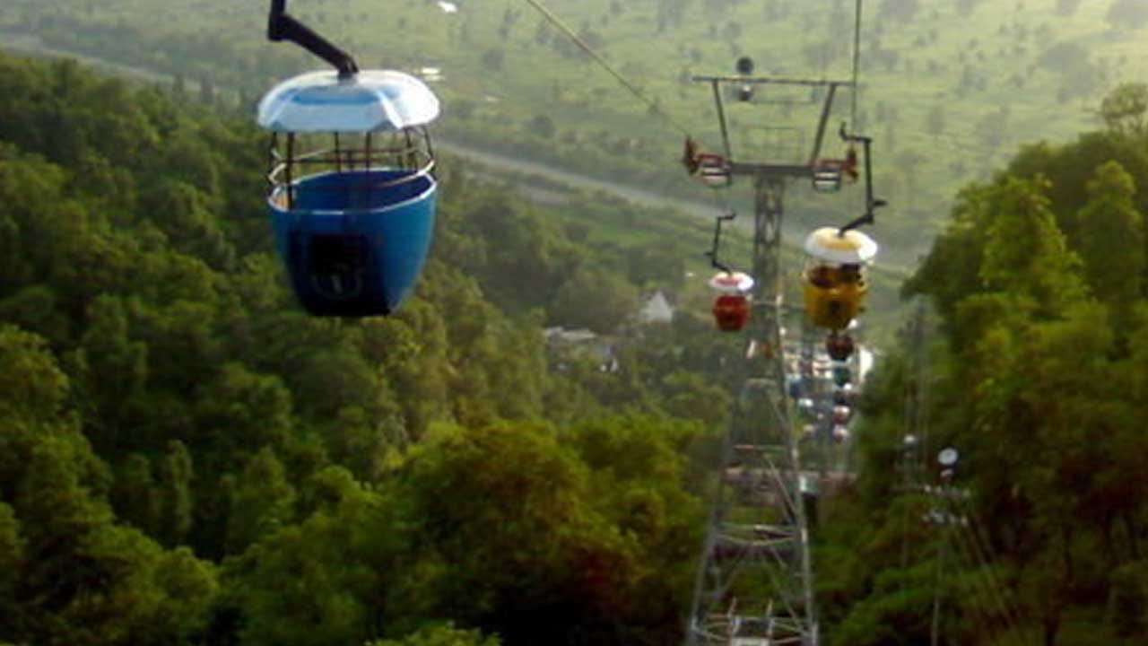 మైసూర్ నగరం ఆలయాలకు ప్రసిద్ధి చెందినది. ఇక్కడి చాముండి కొండలు ఆధ్యాత్మిక గమ్యస్థానంగా ఉంటుంది. అయితే ఇక్కడ ఆలయమే కాకుండా ఈ ప్లేస్ ట్రెక్కింగ్కు కూడా చాలా అనువైనదంట. చాముండేశ్వరి ఆలయం ఎక్కిన తర్వాత ట్రెక్కింగ్ ప్రారంభం అవుతుందంట. ఇది మంచి అనుభూతిని ఇస్తుందంట.