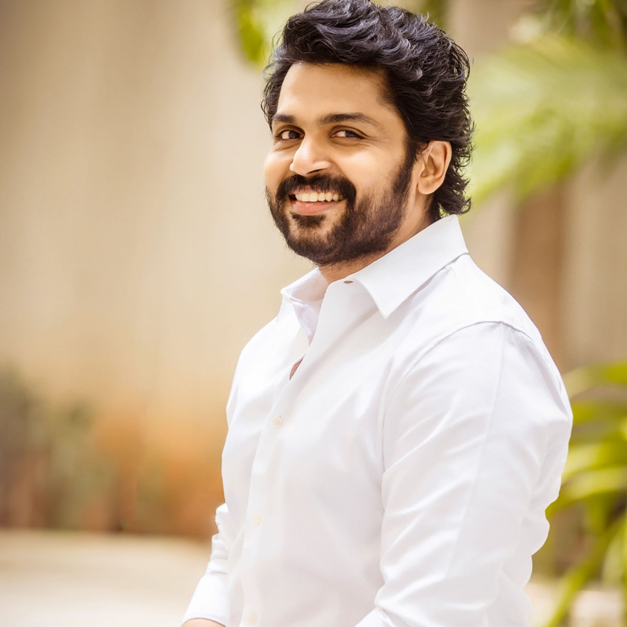 కోలీవుడ్ ఇండస్ట్రీలోని స్టార్ హీరోలలో కార్తీ ఒకరు. సూర్య తమ్ముడిగా సినీరంగంలోకి ఎంట్రీ ఇచ్చిన కార్తీ..విభిన్నమైన సినిమాలతో మంచి గుర్తింపు తెచ్చుకున్నారు. హిట్టు, ప్లాపులతో సంబంధం లేకుండా వరుస సినిమాల్లో నటిస్తున్నారు. 