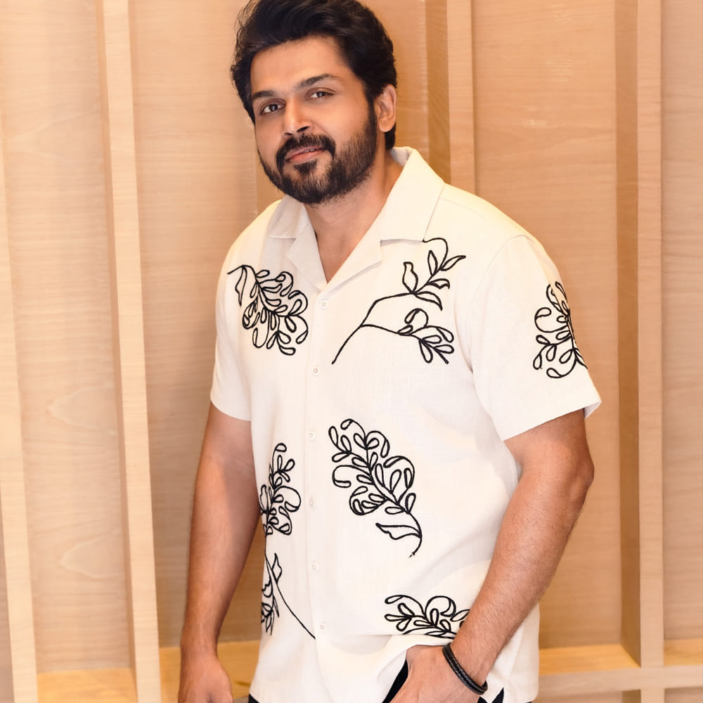 అంతేకాదు.. కార్తీ ఒక్కో సినిమాకు దాదాపు రూ.8 కోట్లు రెమ్యునరేషన్ తీసుకుంటున్నారు. అలాగే ఒక్కో ప్రకటనకు రూ.1కోటి సంపాదిస్తున్నారు. కార్తీ వద్ద లగ్జరీ విలాసవంతమైన కార్లు ఉన్నాయి. 