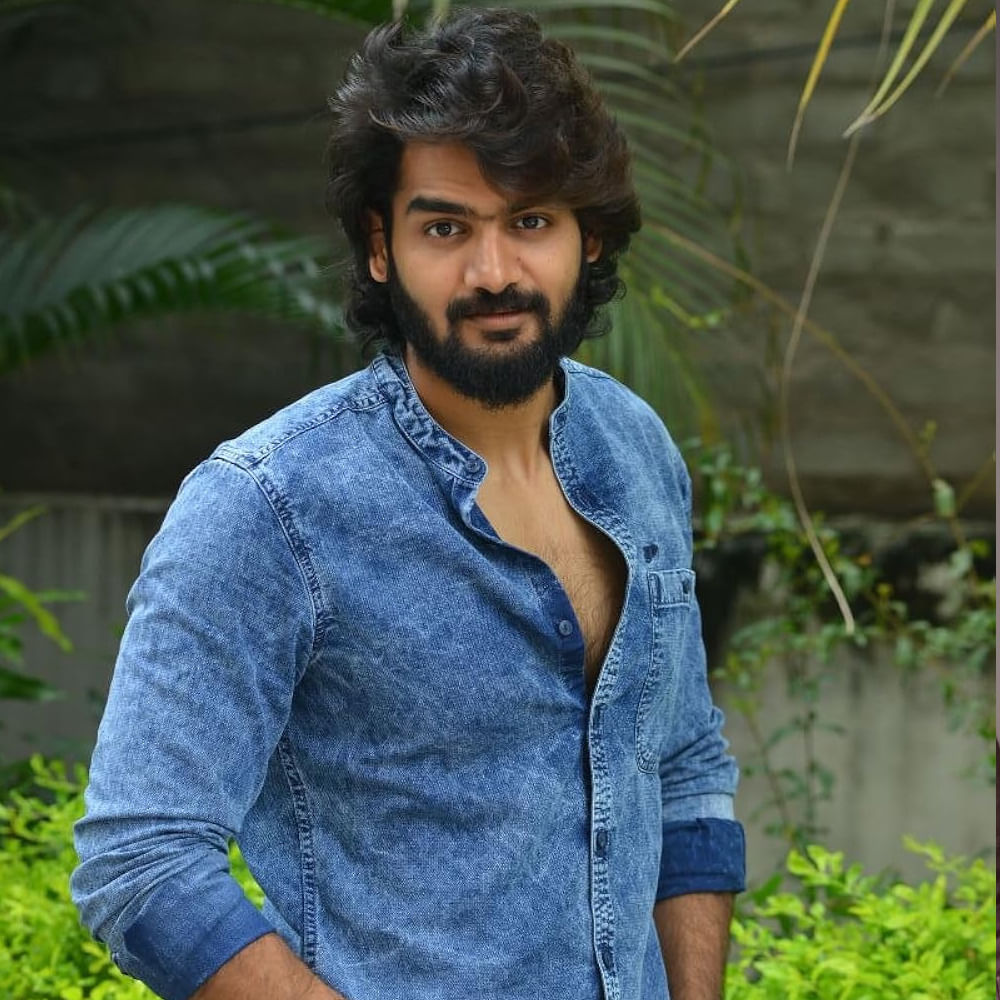 సీనియర్లే కాదు.. జూనియర్లు కూడా ఈ ఫార్ములాను ఫాలో అవుతున్నారు.మన దగ్గర డిఫరెంట్ కంటెంట్తో హీరోగా అడపాదడపా హిట్లు చూసిన కార్తికేయ తమిళంలో ఏకంగా అజిత్కి విలన్గా మెప్పించారు.